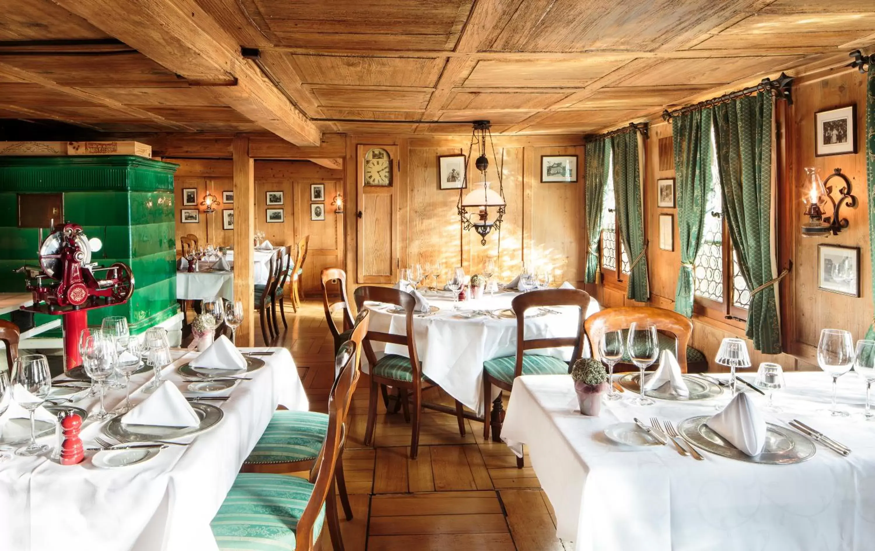 Restaurant/Places to Eat in Swiss-Chalet Merlischachen - Romantik Schloss-Hotel am See
