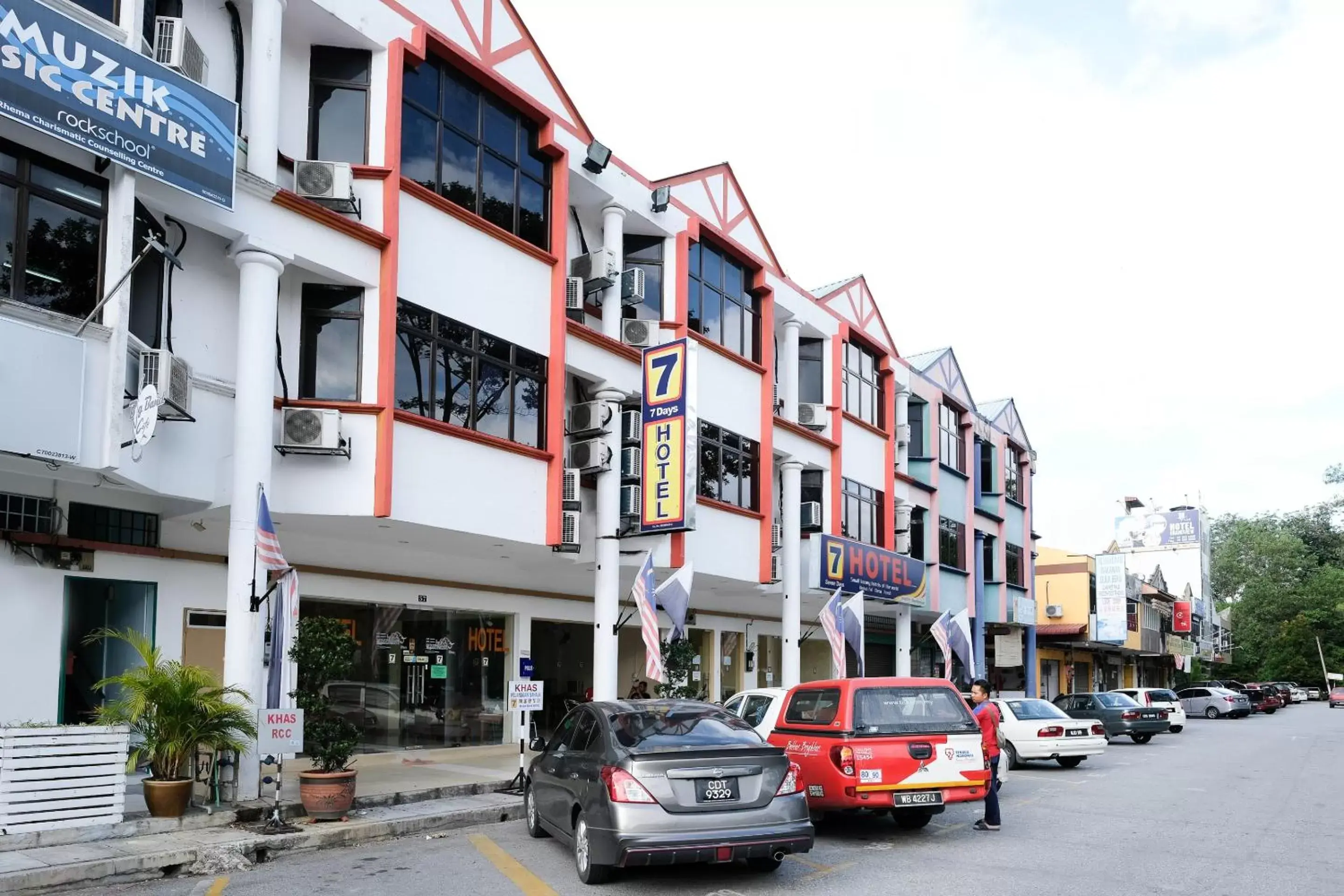 Facade/entrance, Property Building in Super OYO 635 Seven Days Hotel