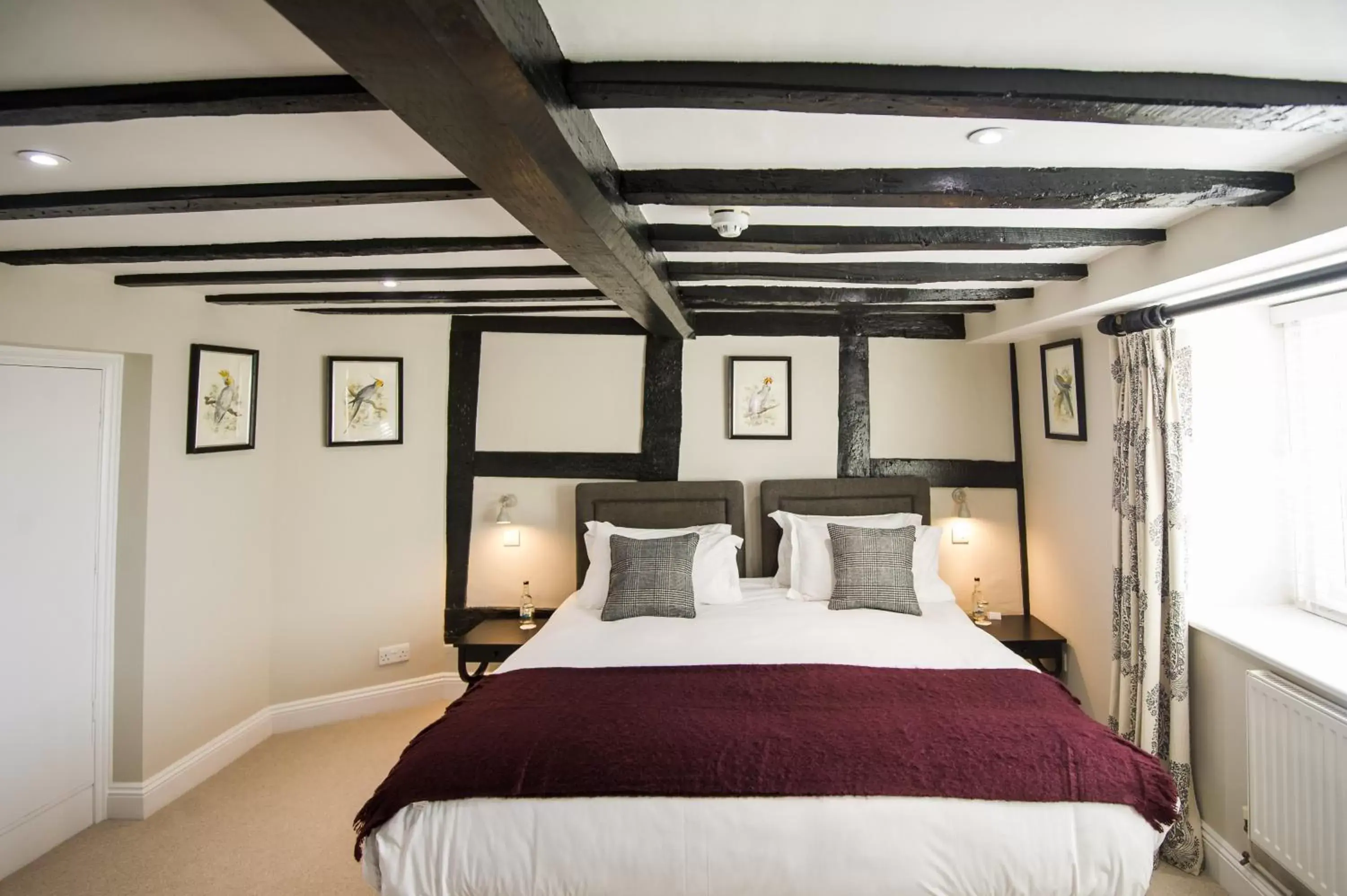 Photo of the whole room, Bed in Cowdray Lodge