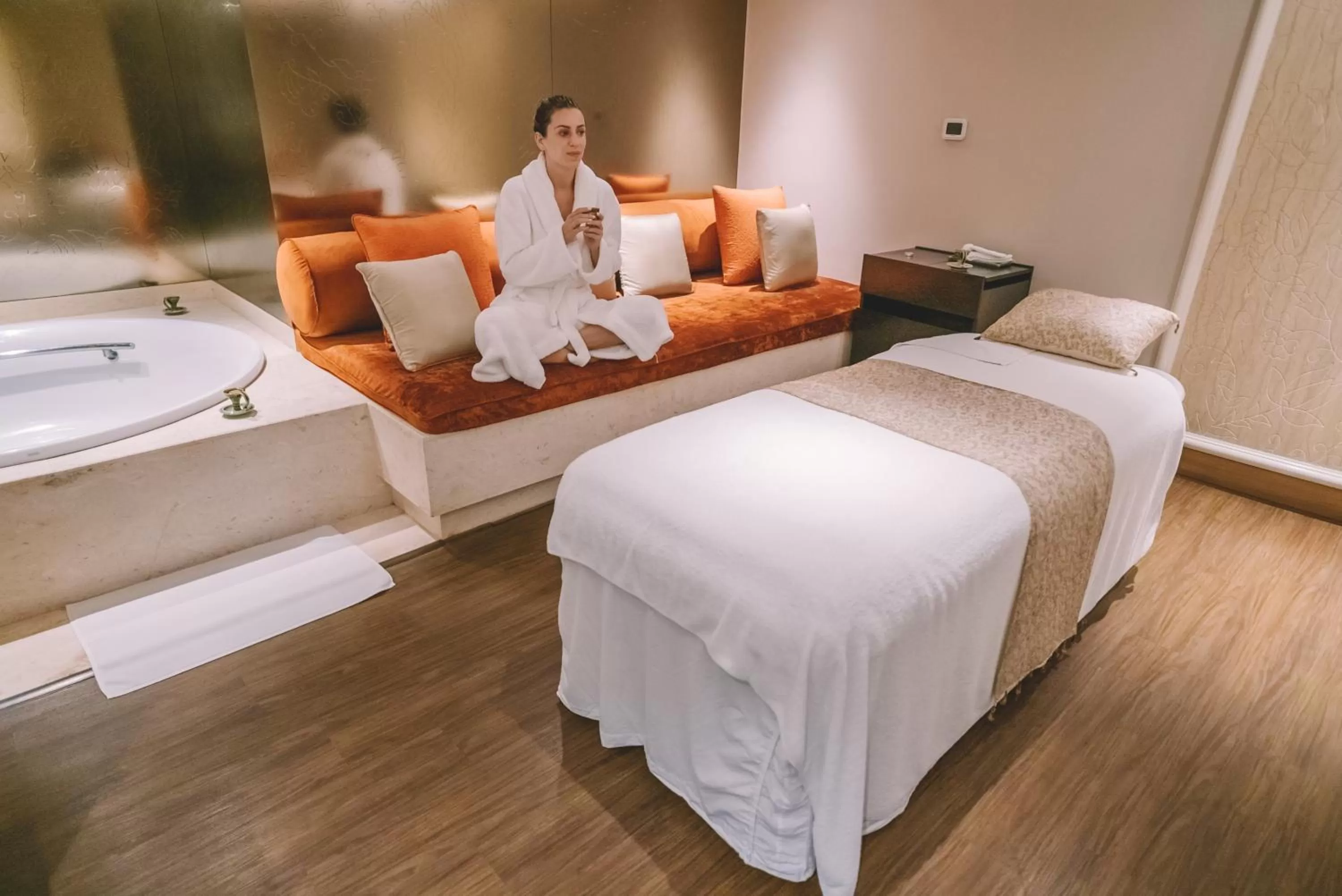 People, Bed in Taj Palace, New Delhi