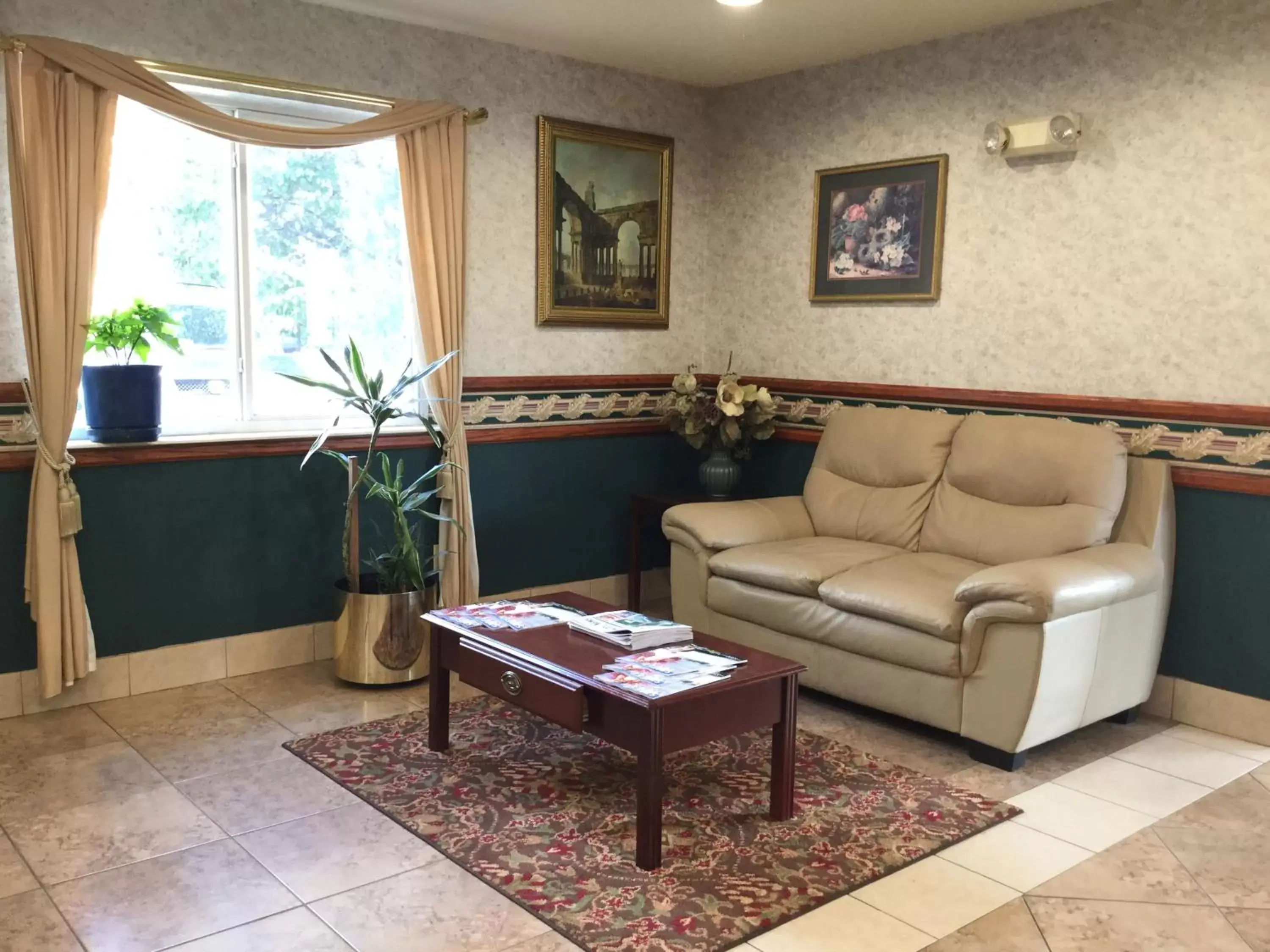 Seating Area in Americas Best Value Inn and Suites Saint Charles