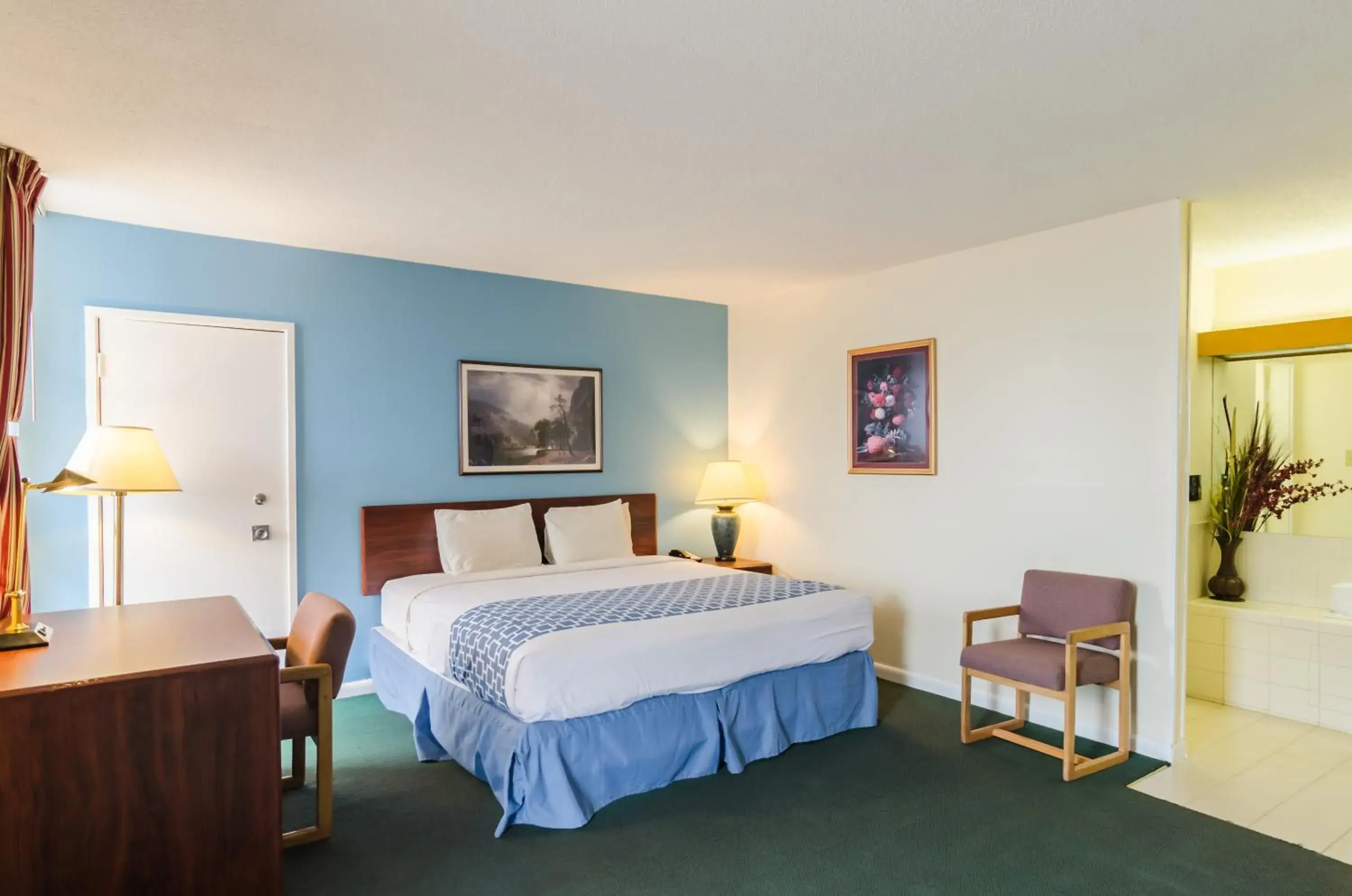 Photo of the whole room, Bed in Alamo Inn & Suites