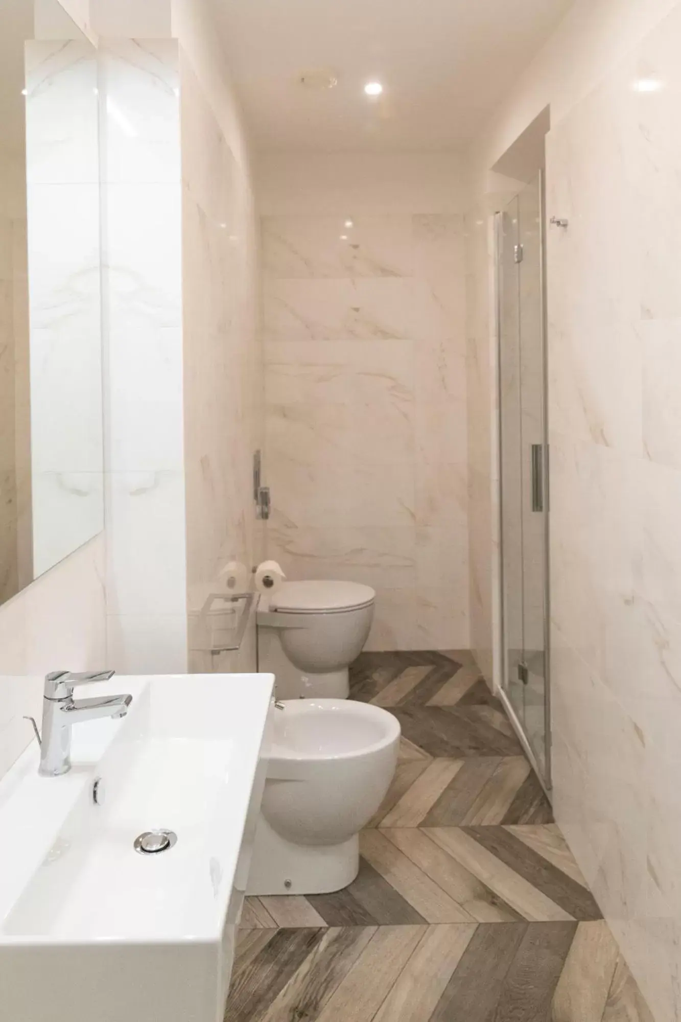 Shower, Bathroom in Eccelso Hotel
