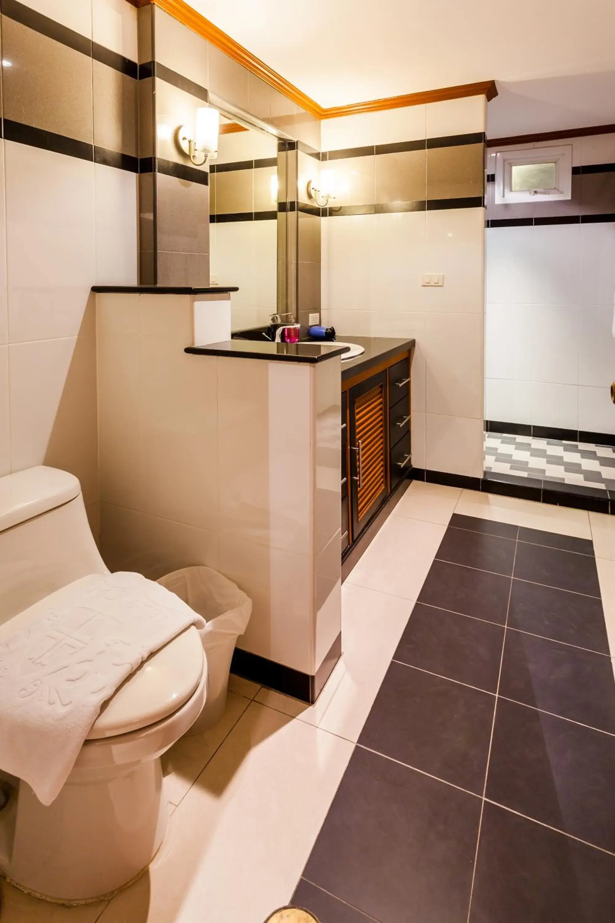 Toilet, Bathroom in Tara Court Hotel
