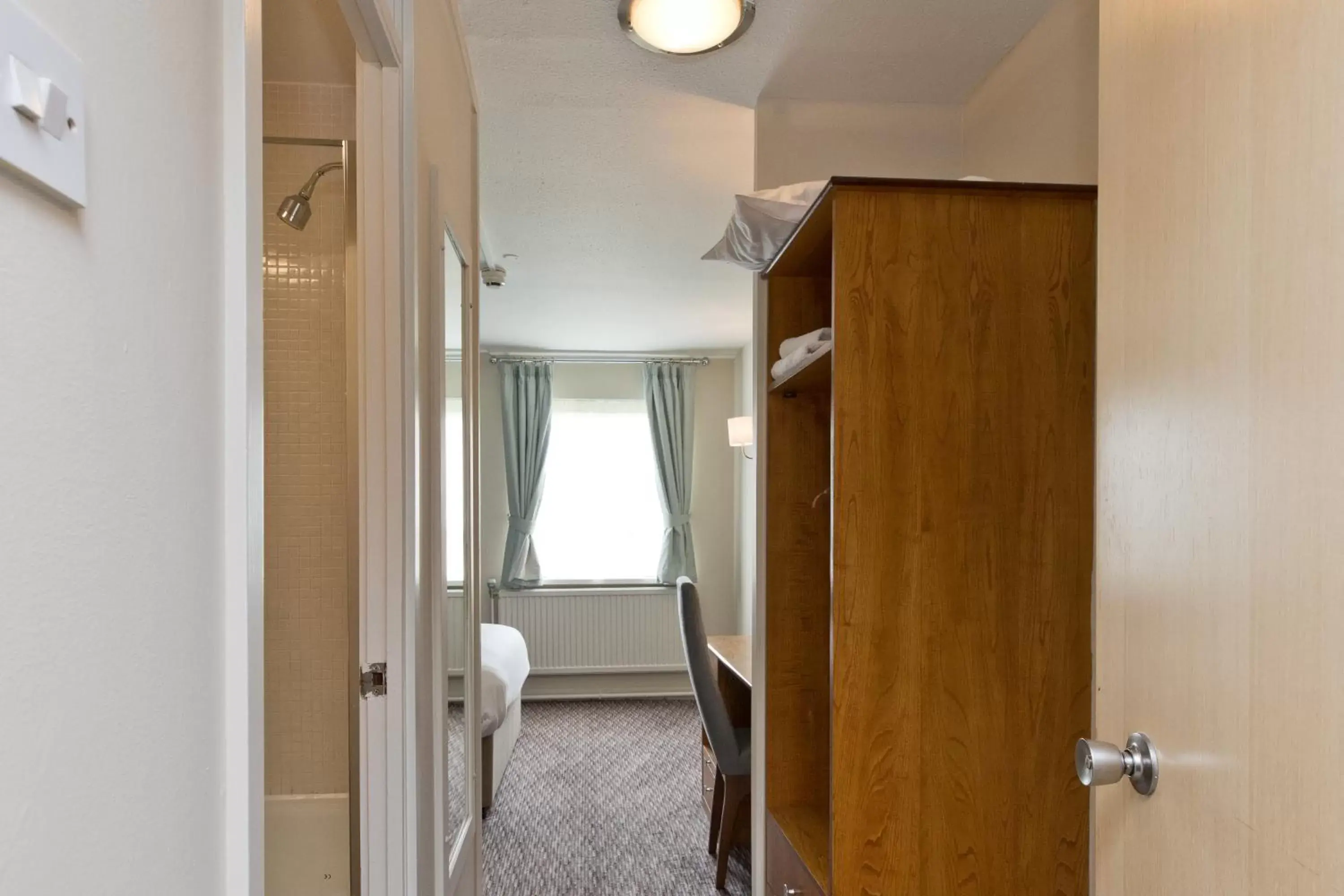 Bedroom, Bathroom in Blue Bell Lodge Hotel