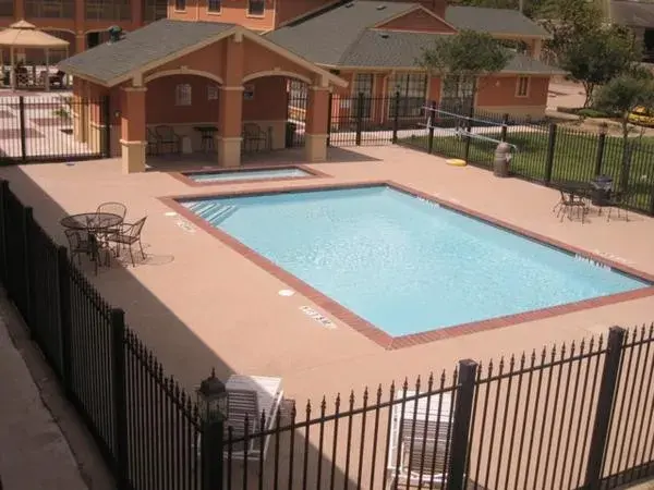 Swimming Pool in Executive Inn Brookshire