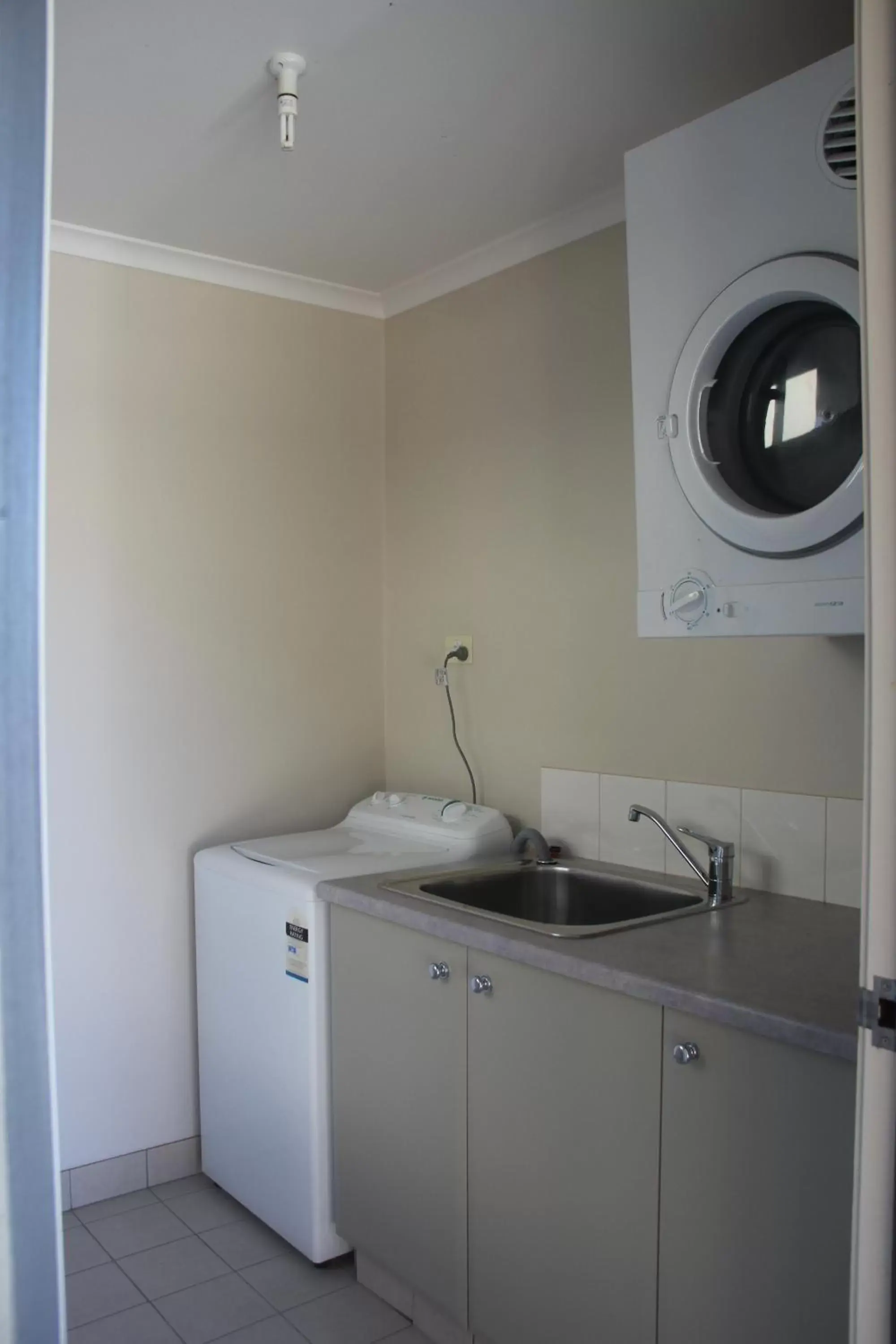 Kitchen/Kitchenette in The Saltbush Motor Inn