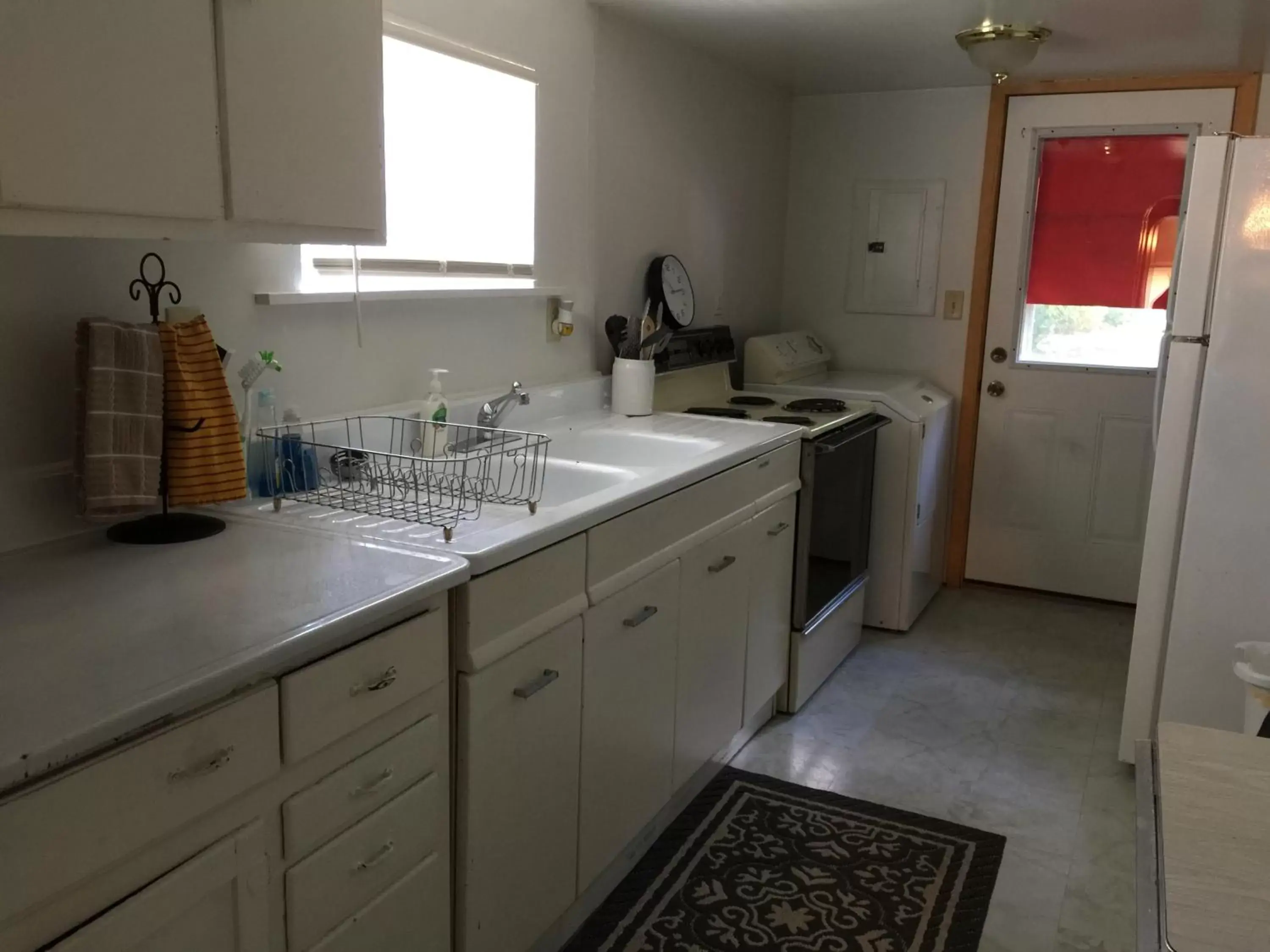 Kitchen or kitchenette, Kitchen/Kitchenette in East Side Motel & Cabins