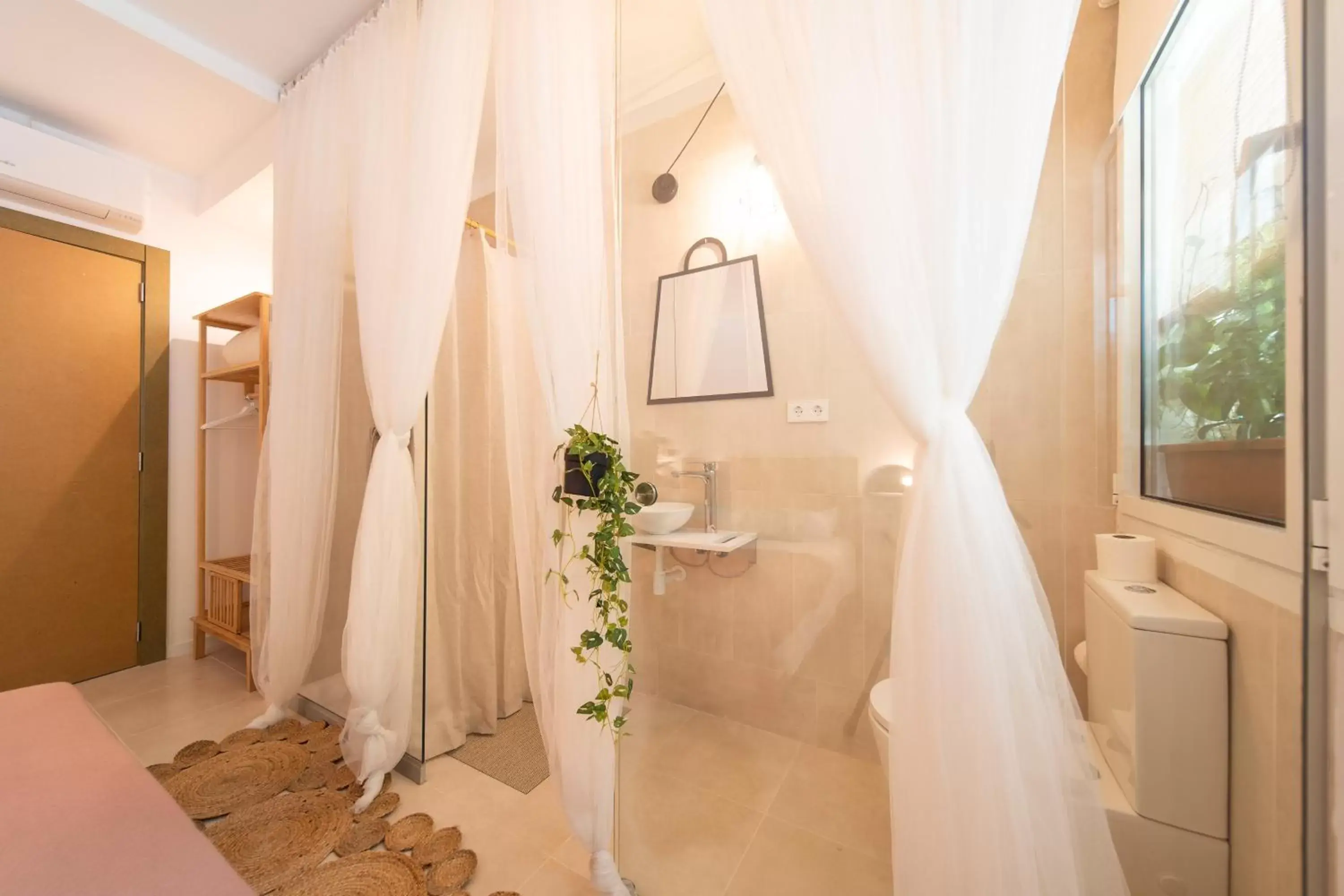 Shower, Bathroom in Sitges Beach Hostal