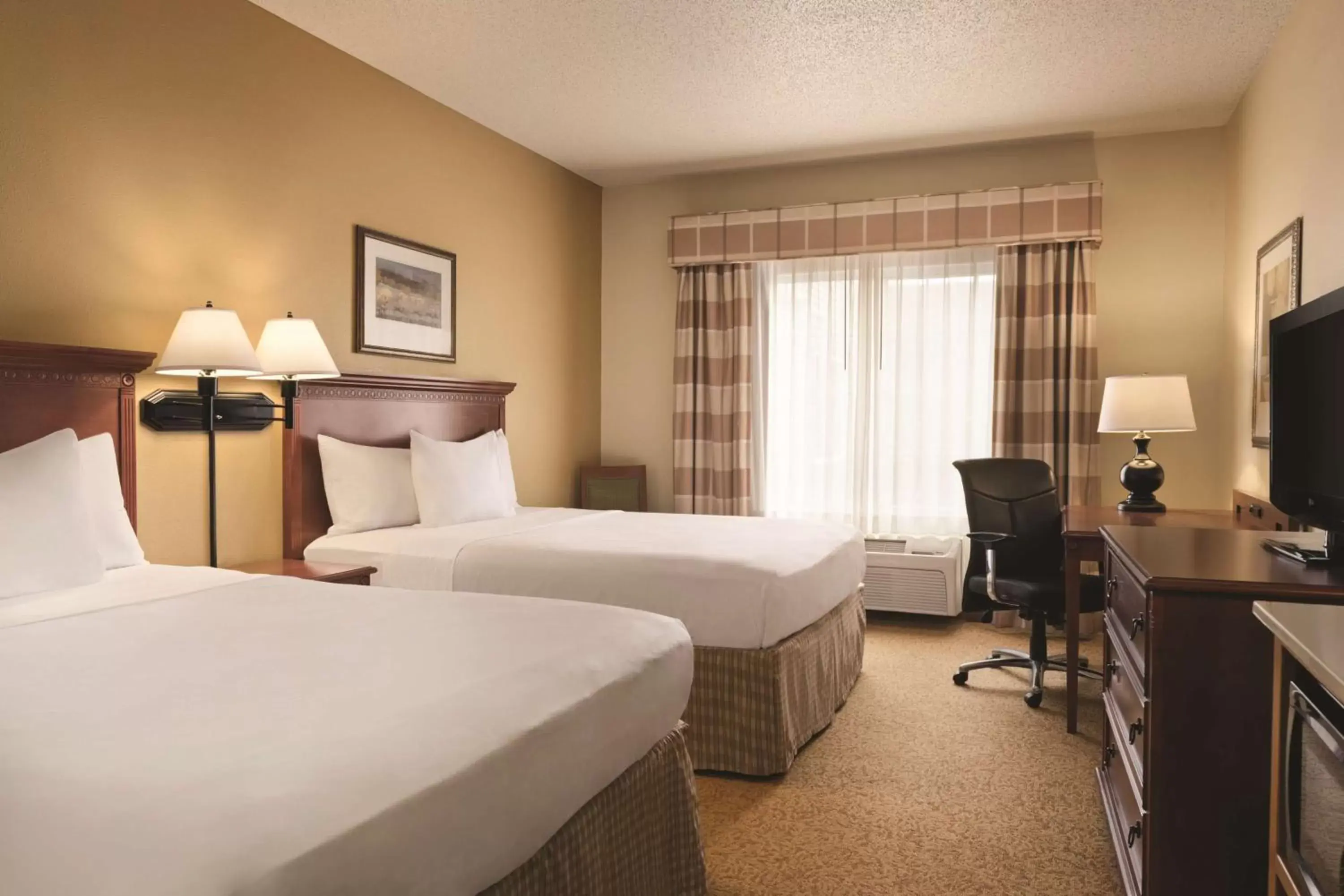 Photo of the whole room, Bed in Country Inn & Suites by Radisson, Mankato Hotel and Conference Center, MN
