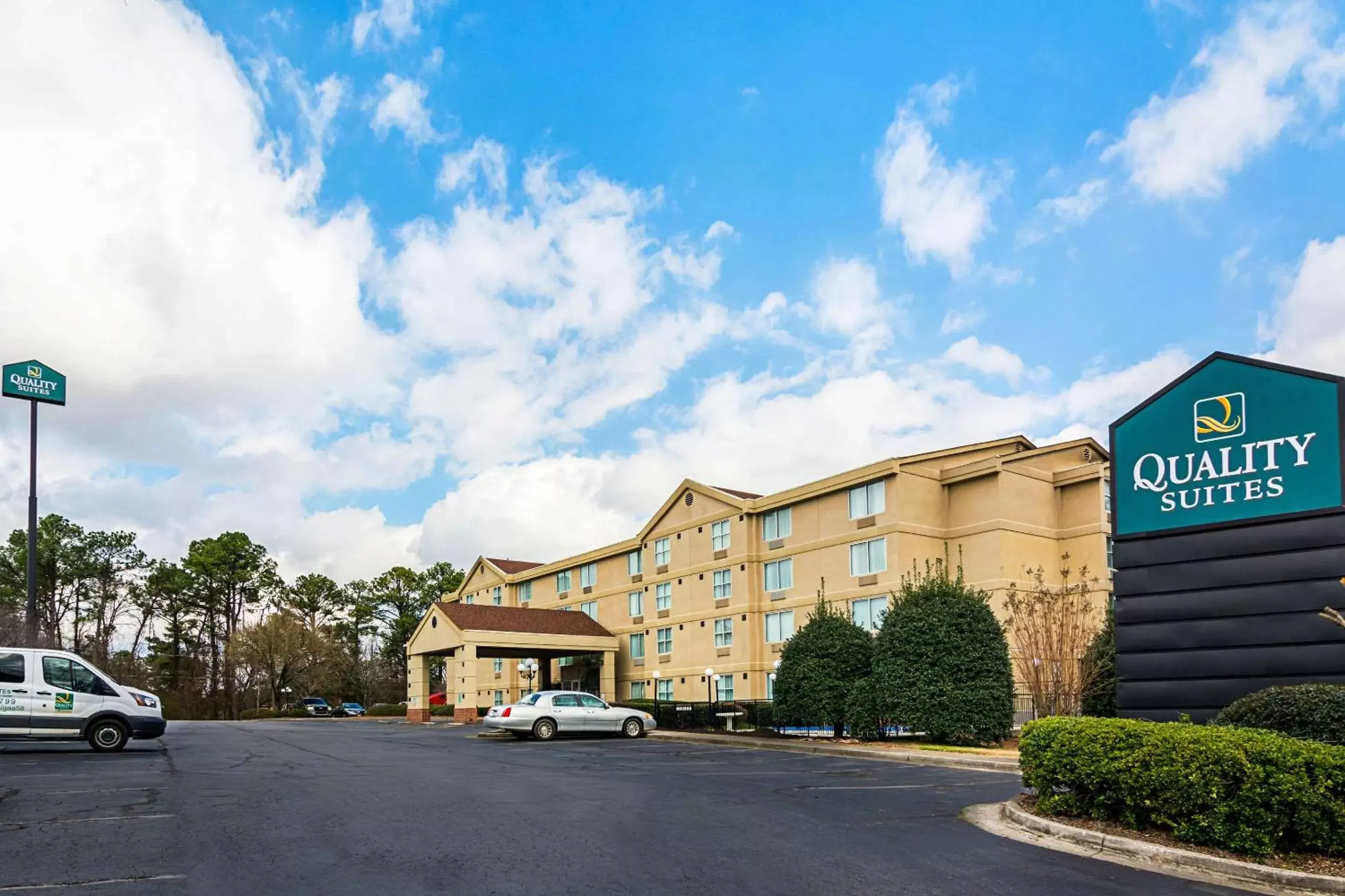 Property building in Quality Suites Atlanta Airport East