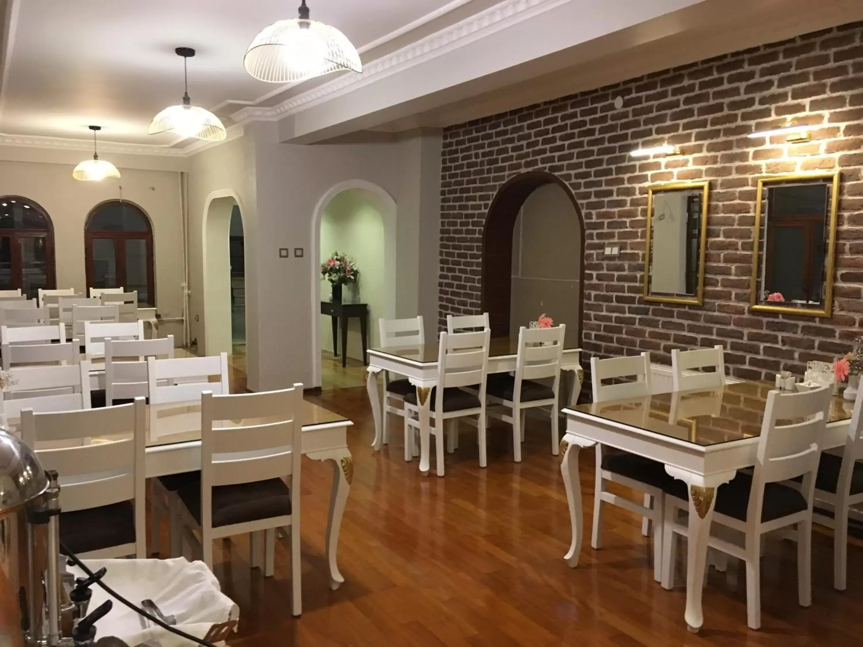 Restaurant/Places to Eat in Villa Blanche Hotel & Garden Pool