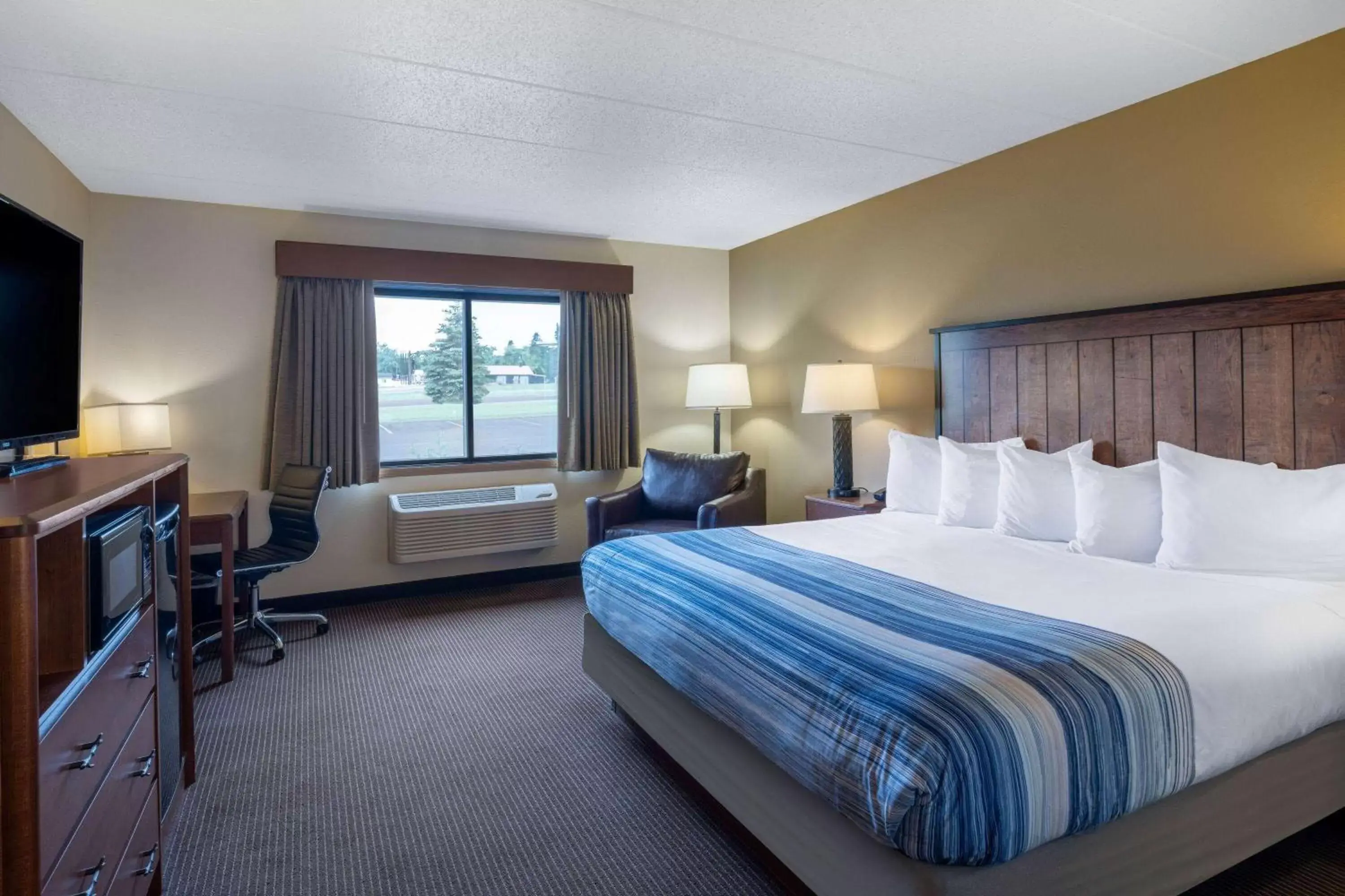 Photo of the whole room, Bed in AmericInn by Wyndham Two Harbors Near Lake Superior