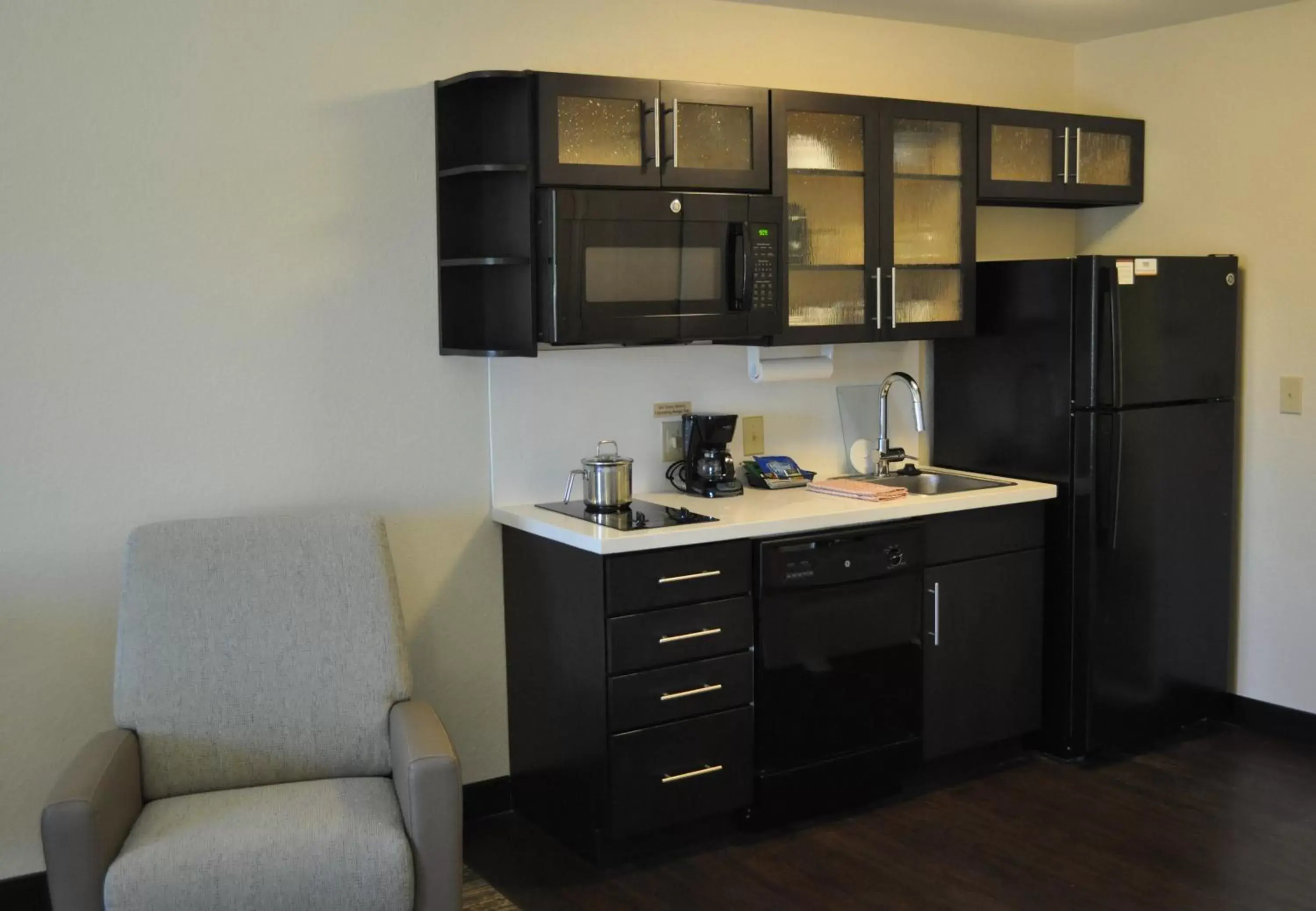 Photo of the whole room, Kitchen/Kitchenette in Candlewood Suites Bay City, an IHG Hotel