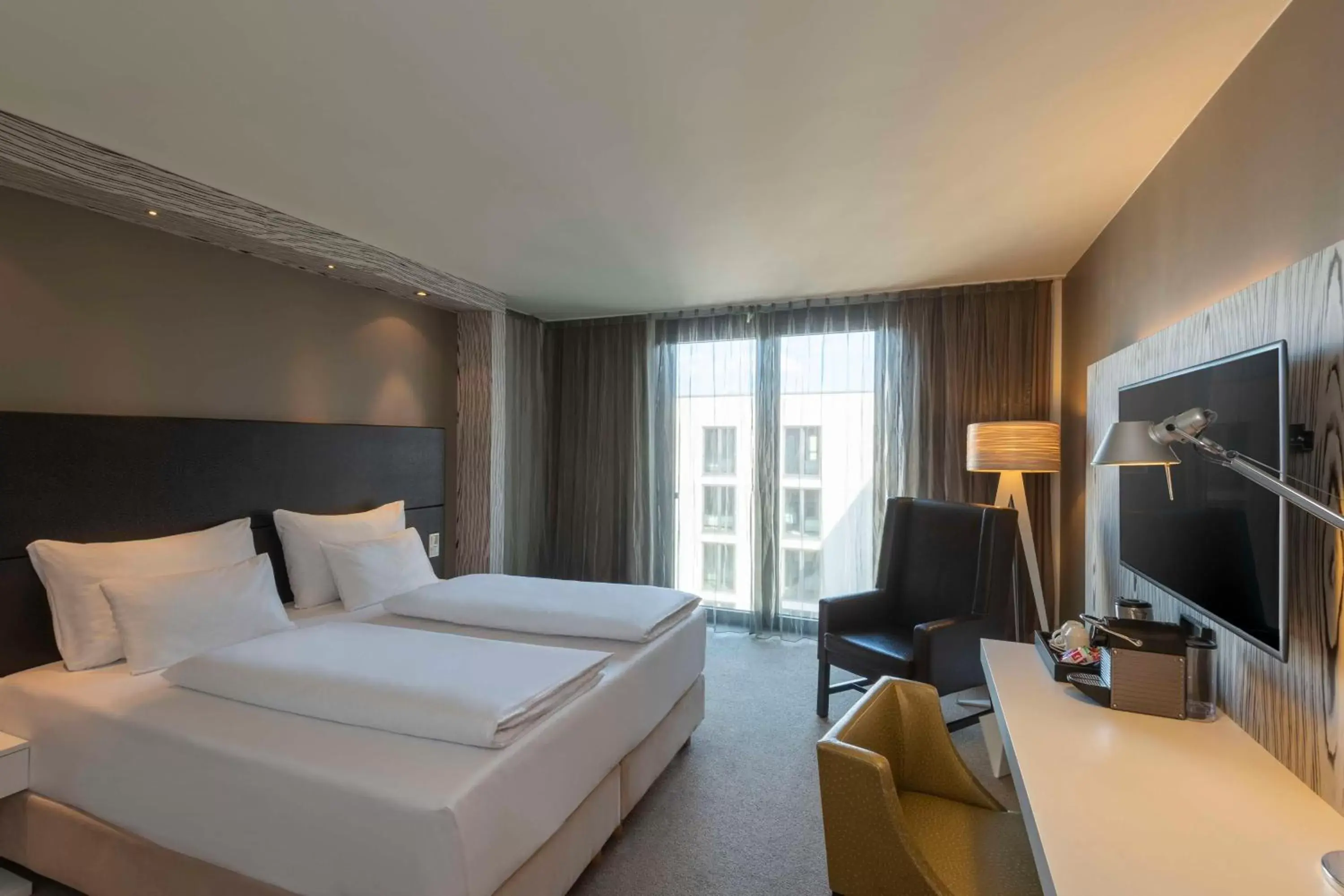 Bed, TV/Entertainment Center in Doubletree by Hilton Vienna Schonbrunn