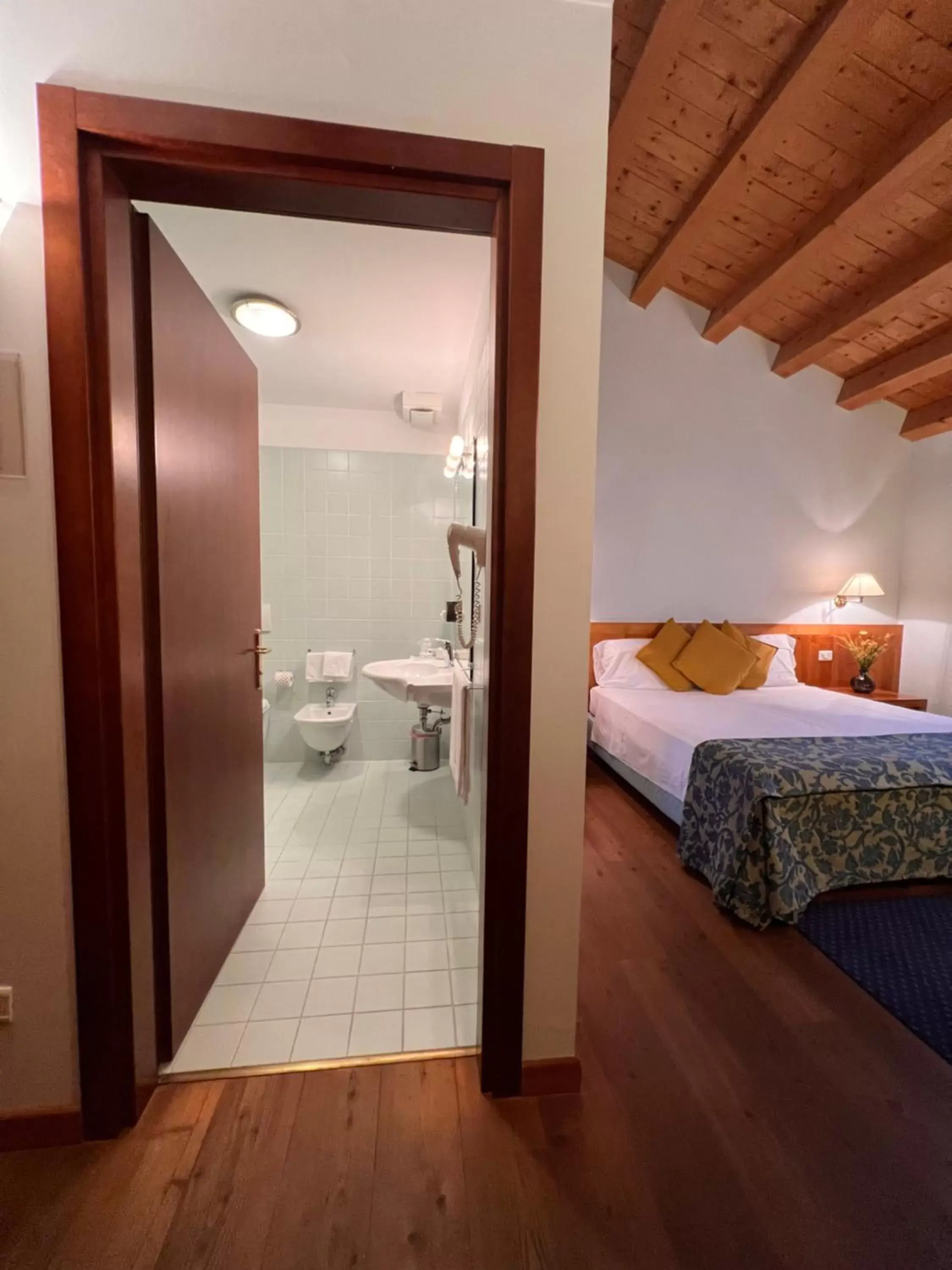 Bed, Bathroom in Hotel Due Torri Tempesta