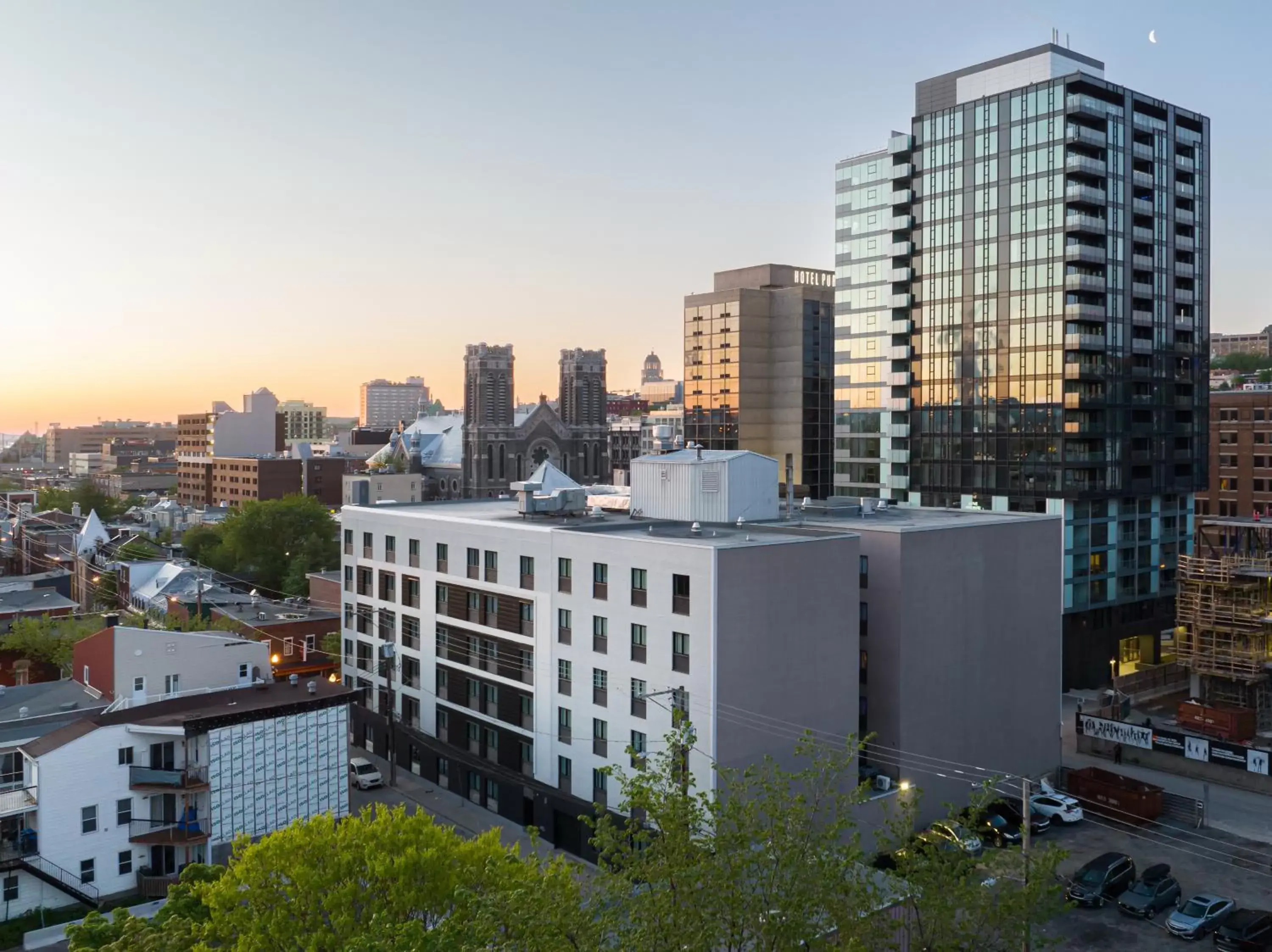 Property building in Hôtel Québec Best Western PLUS Centre-Ville - City Center