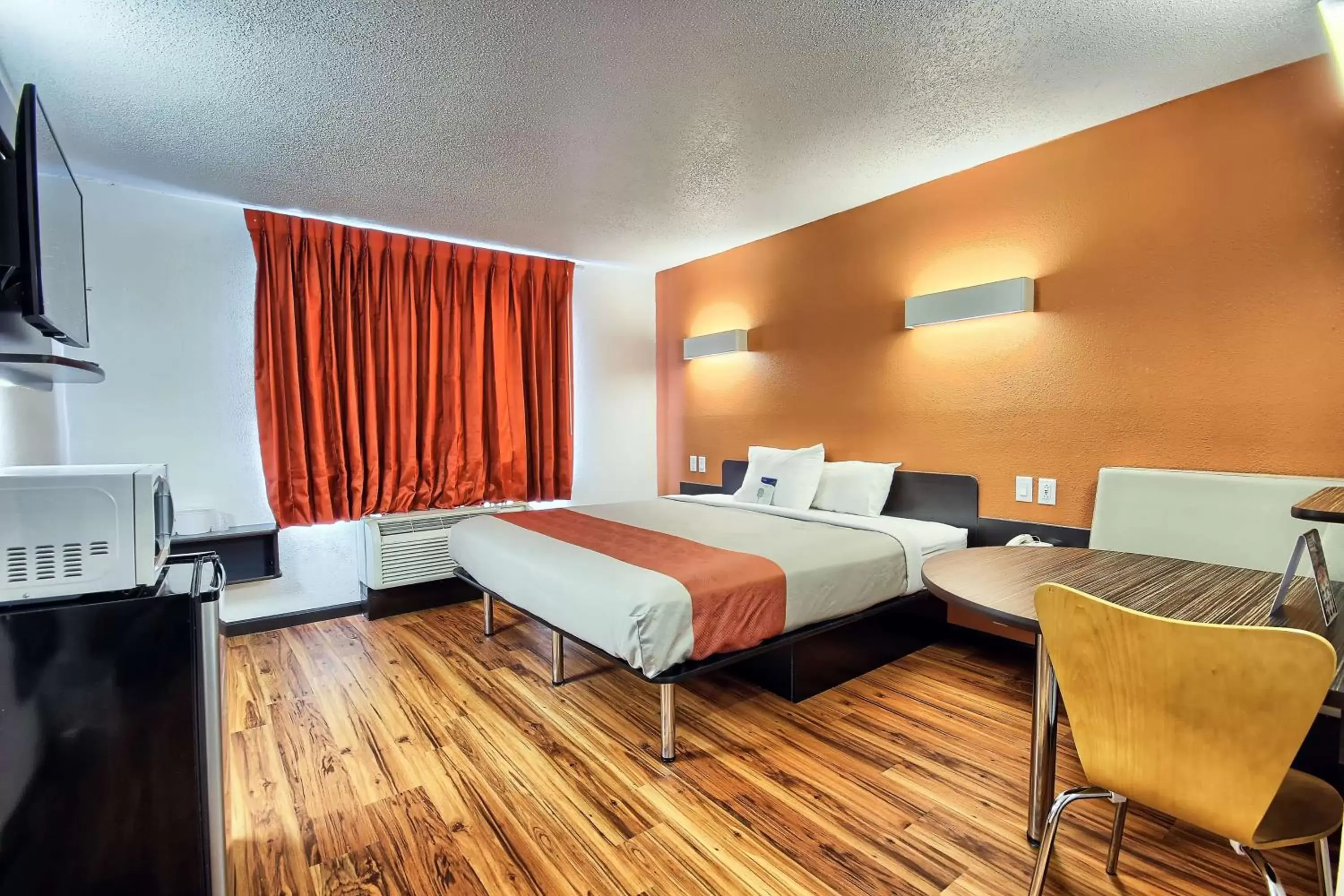 TV and multimedia, Bed in Motel 6-Columbus, OH - West