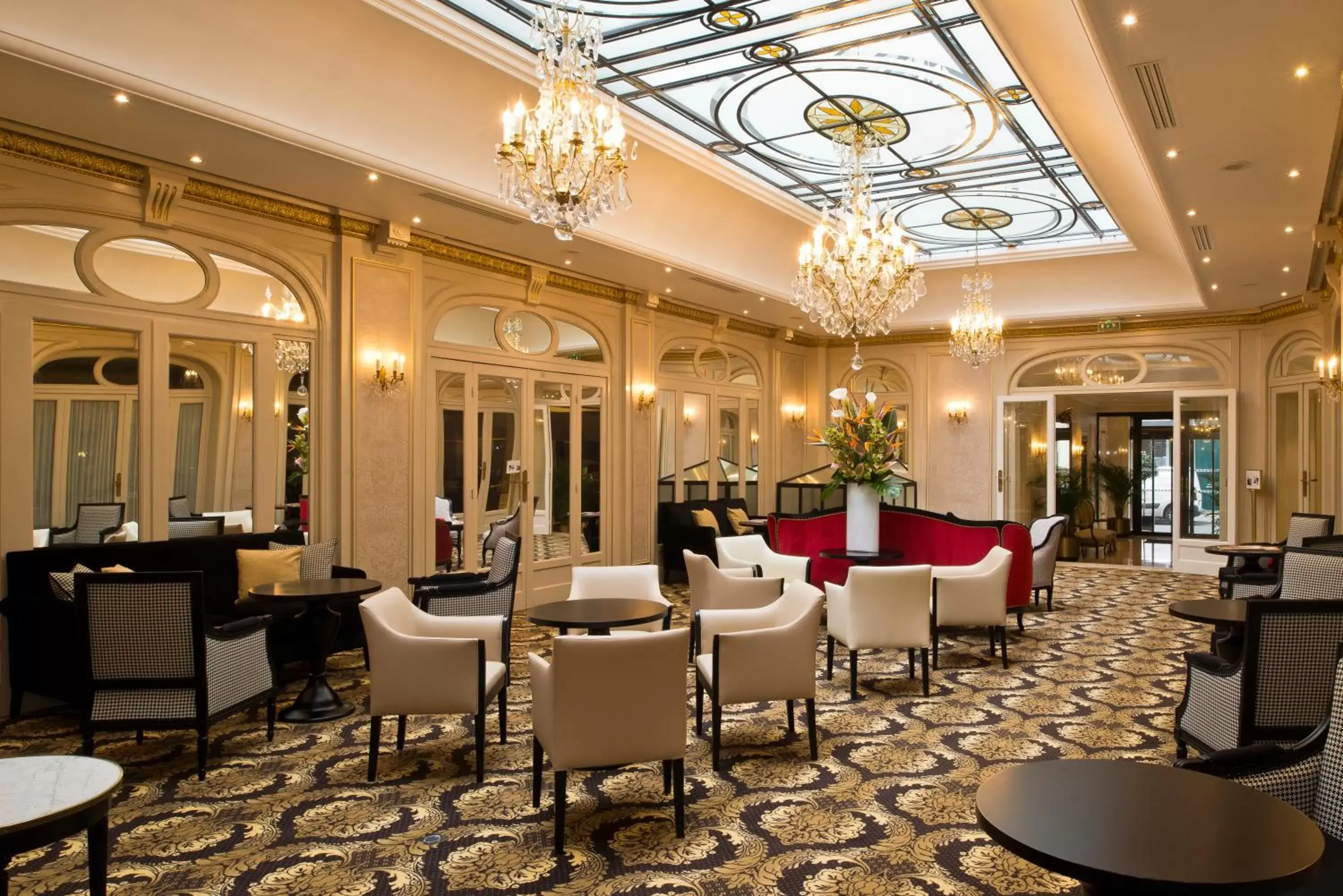 Communal lounge/ TV room, Lounge/Bar in Hôtel Saint-Pétersbourg Opéra & Spa