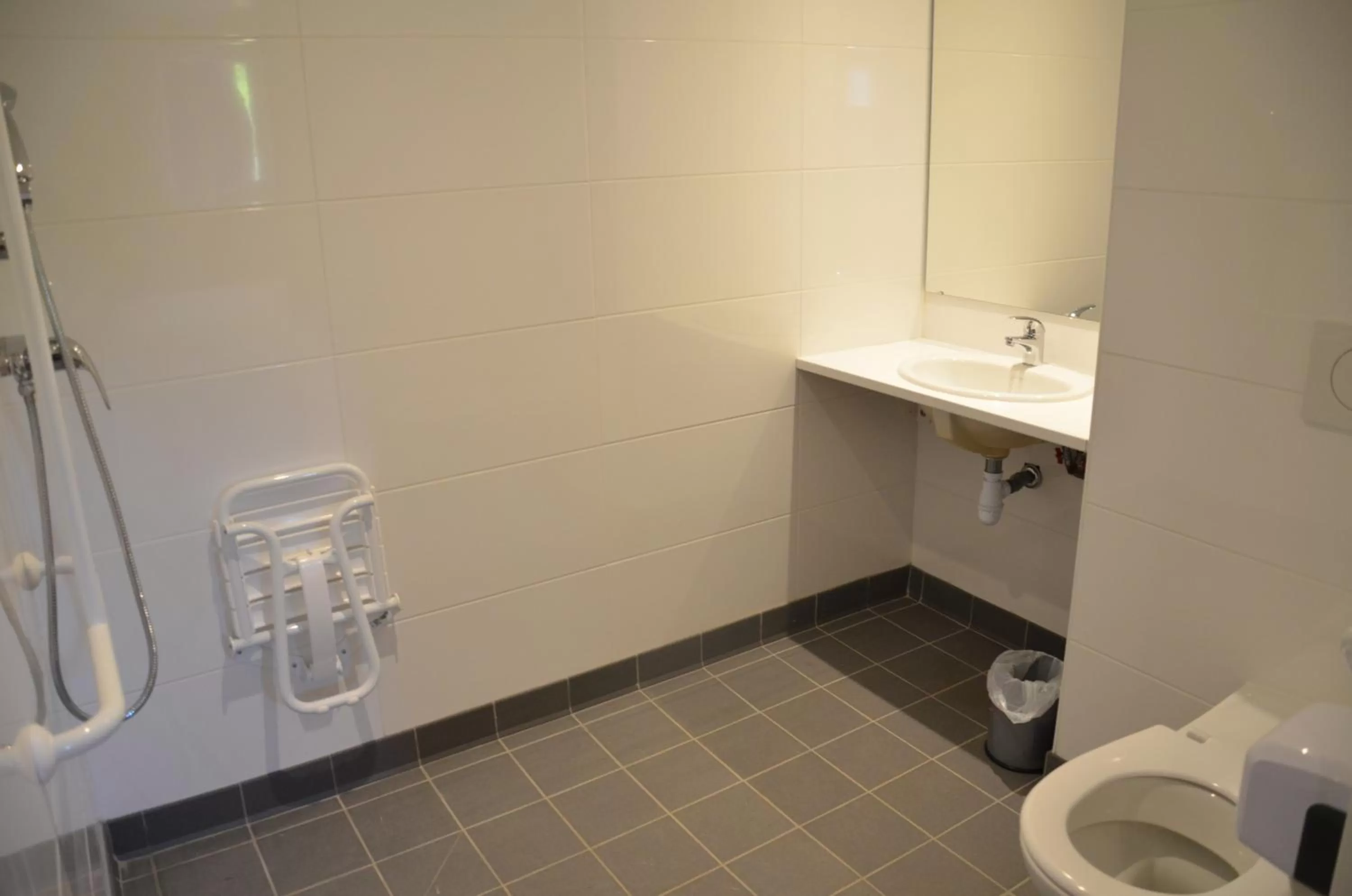 Shower in Eklo Hotels Le Mans