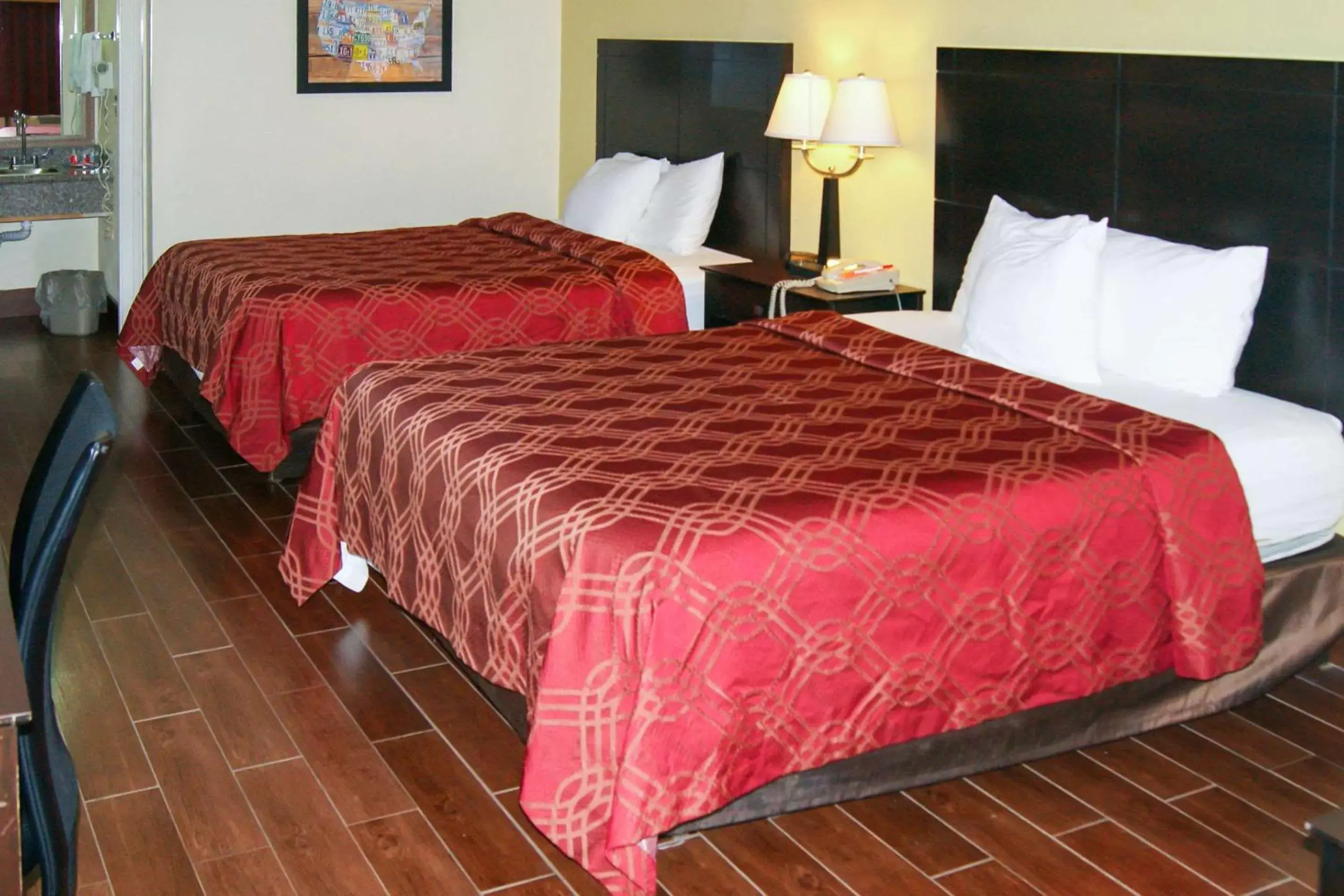 Photo of the whole room, Bed in Econo Lodge Inn & Suites West – Energy Corridor