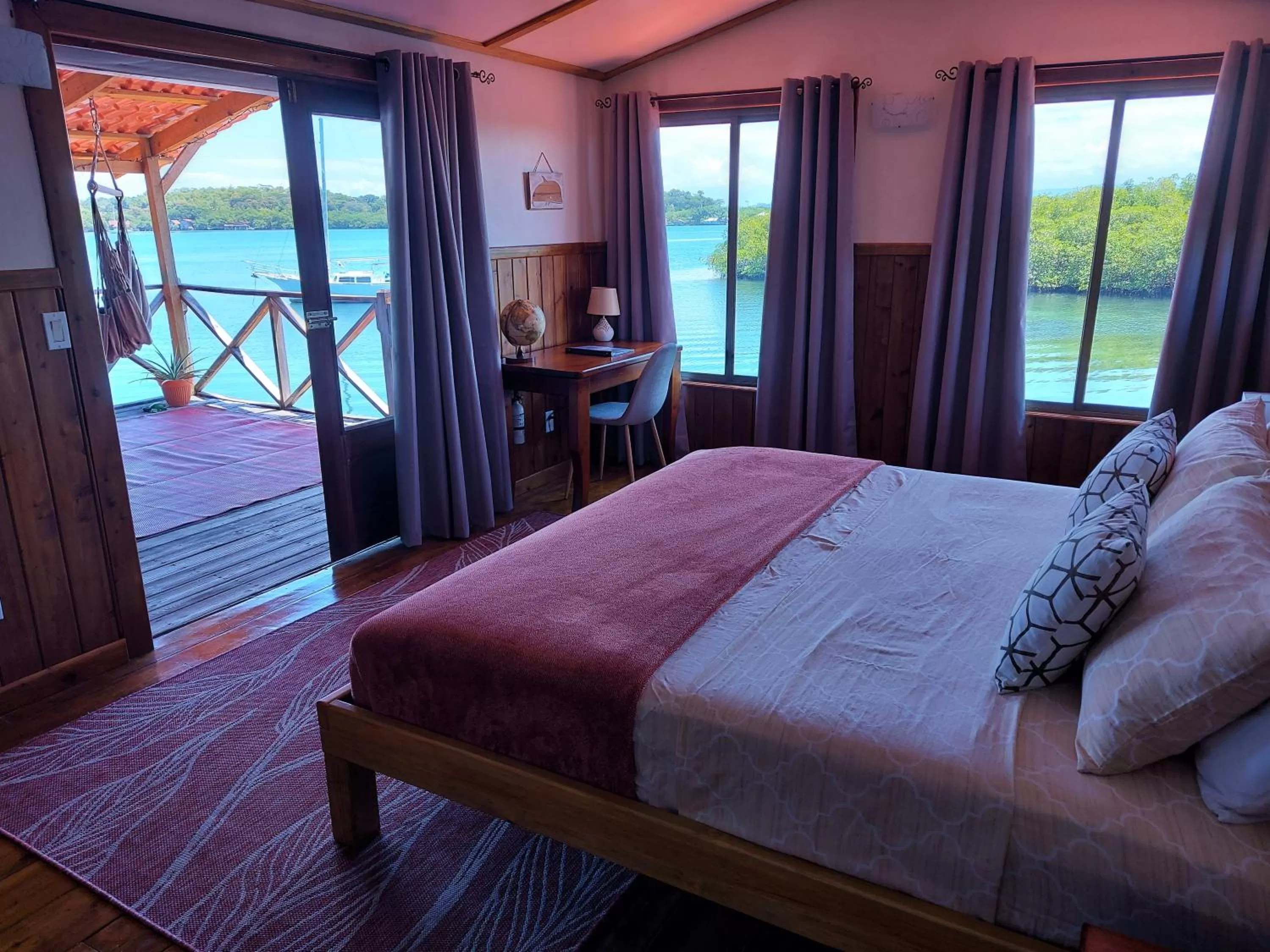 Bed in The Sunsetter Bed & Breakfast