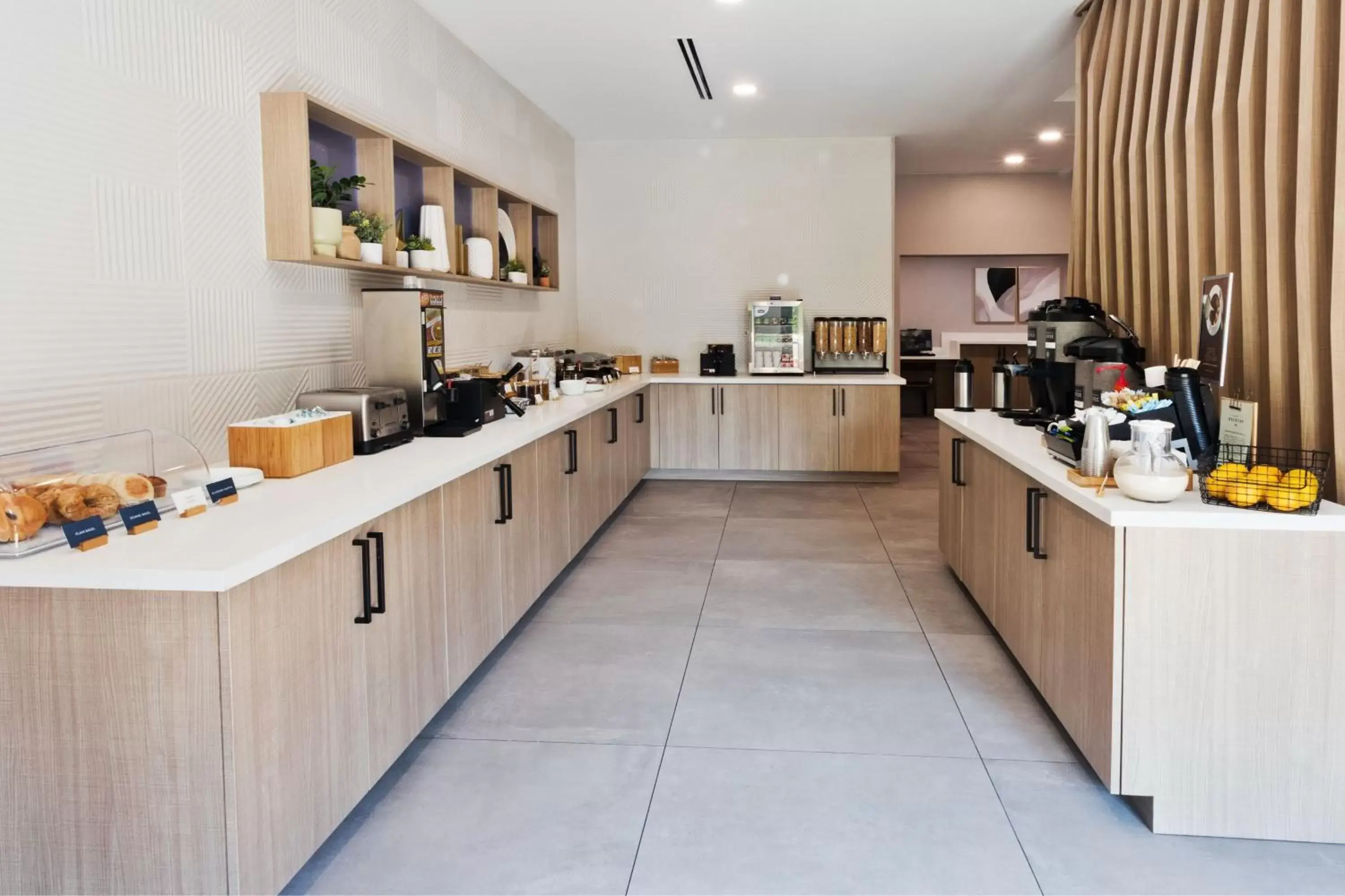 Breakfast, Kitchen/Kitchenette in SpringHill Suites Birmingham Colonnade