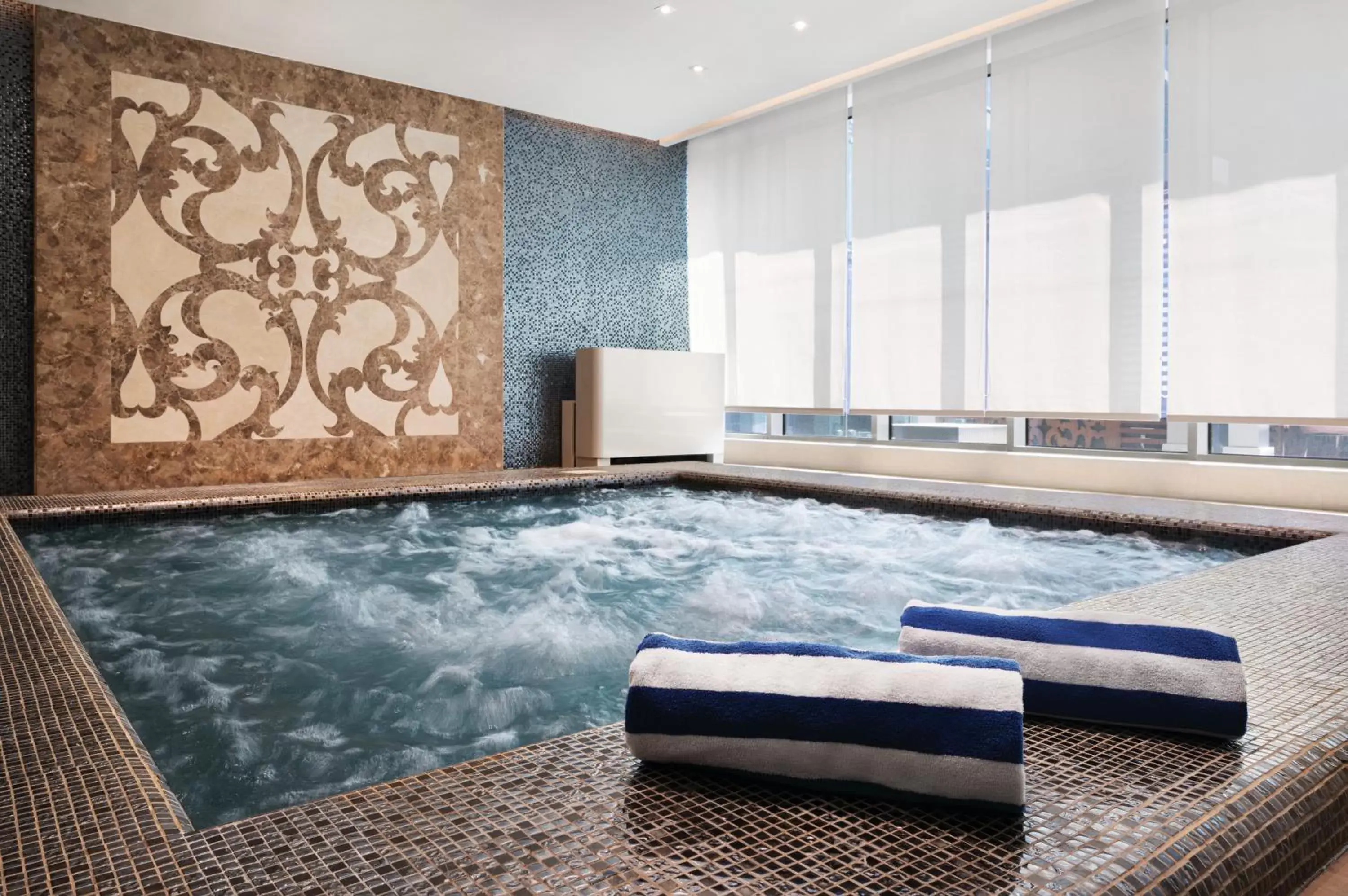 Hot Tub, Swimming Pool in Wyndham Doha West Bay