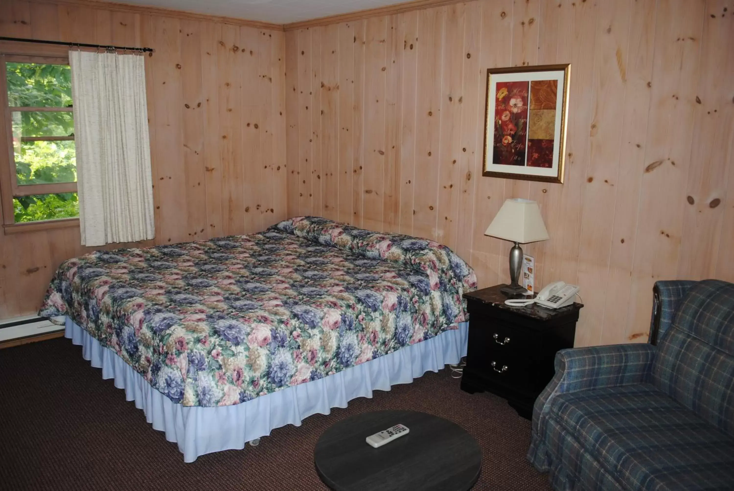 Bed in Fran Cove Motel