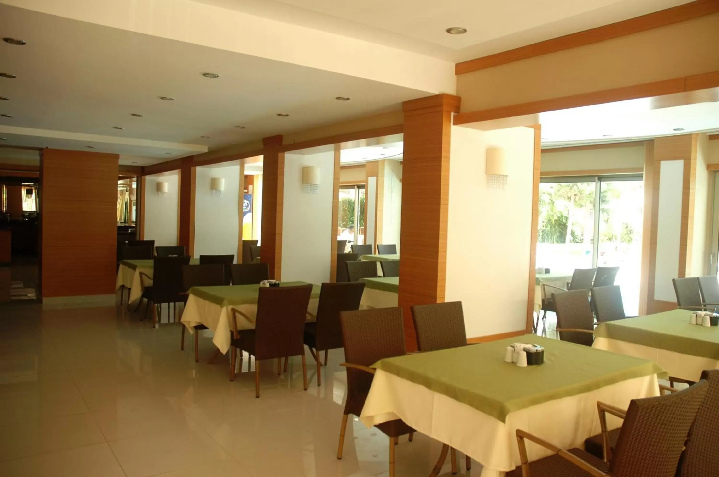 Restaurant/Places to Eat in Suite Laguna Otel