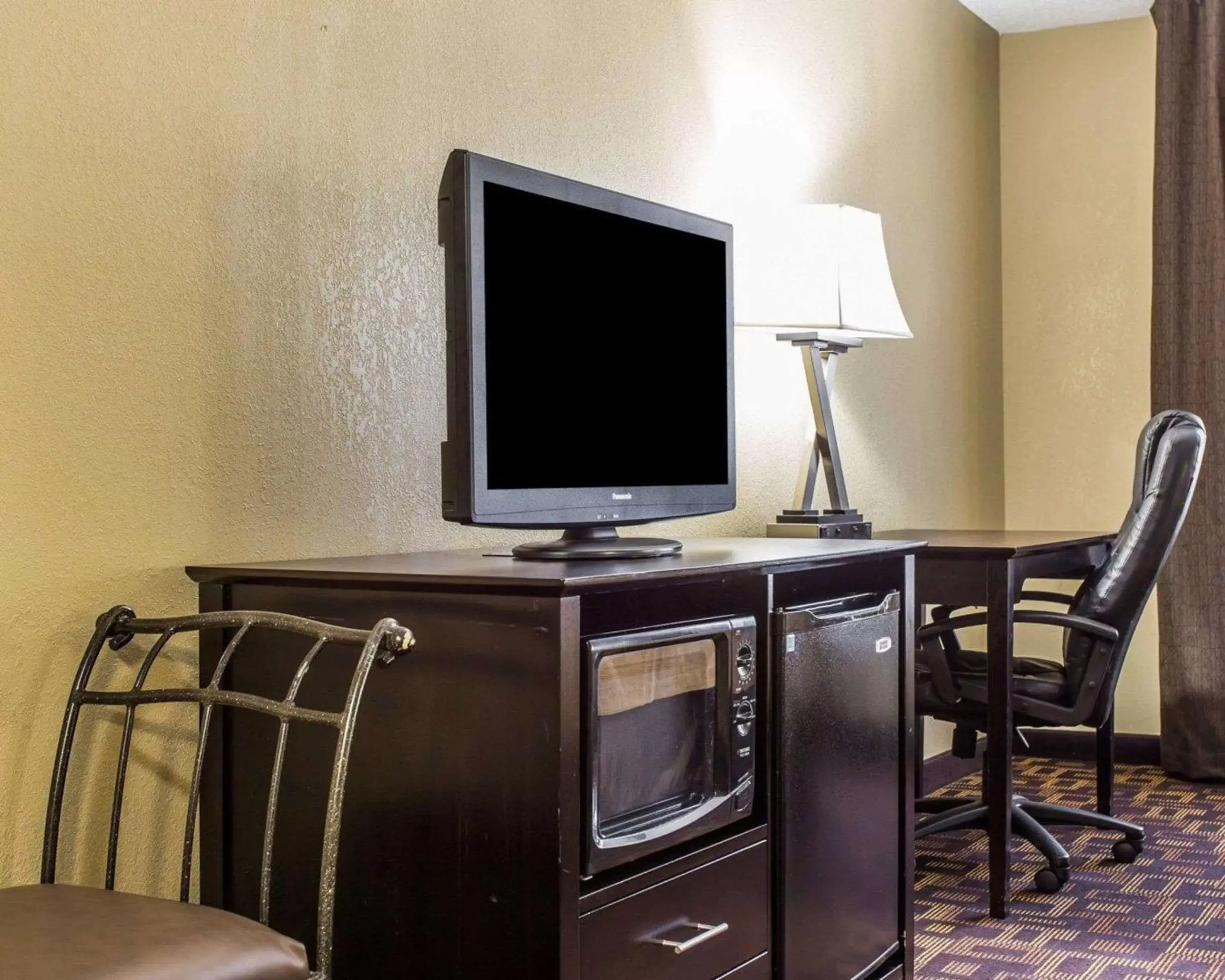 Photo of the whole room, TV/Entertainment Center in Quality Inn Lincolnton