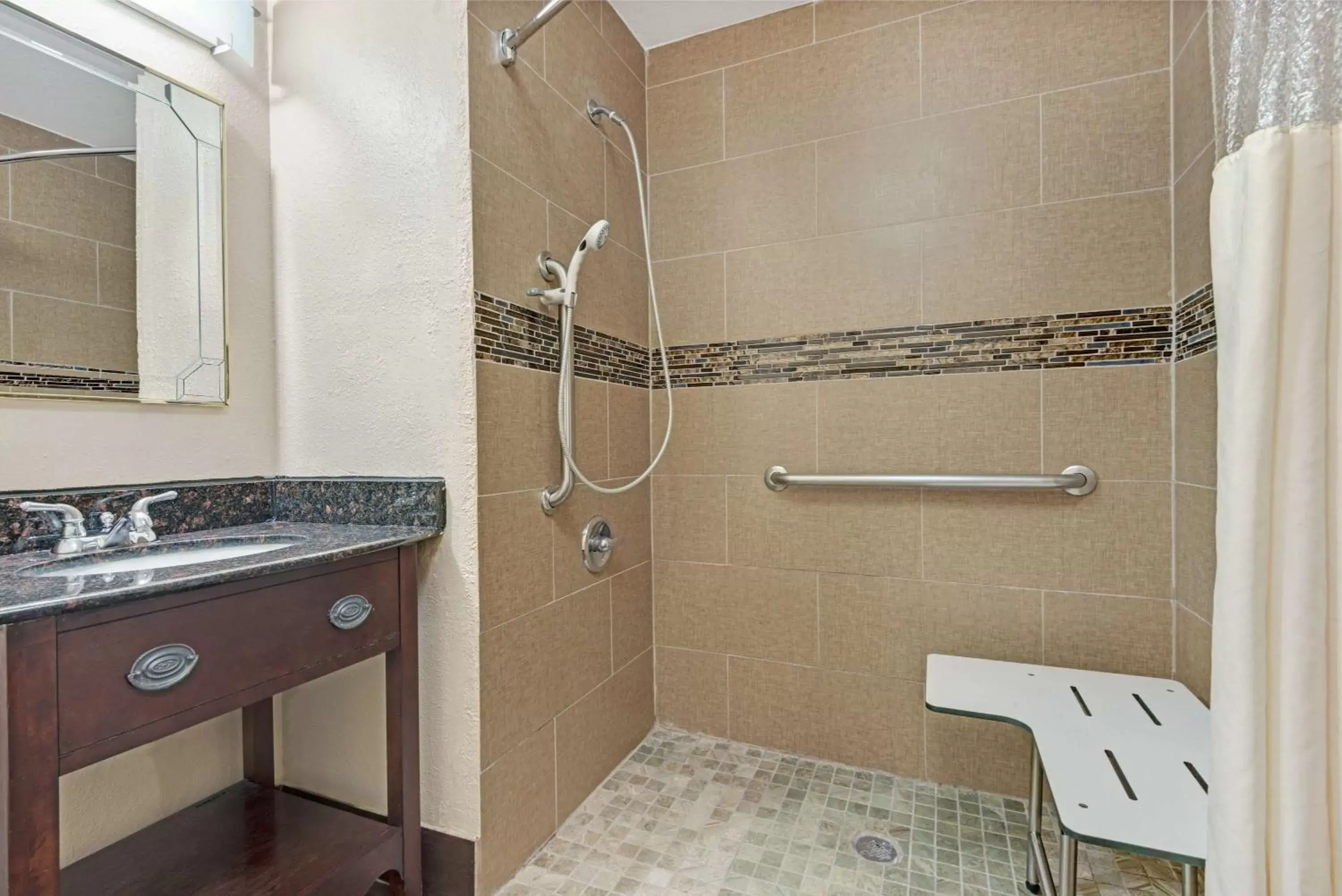 King Room with Roll-In Shower - Mobility Access/Non-Smoking in Super 8 by Wyndham Nashville Airport North