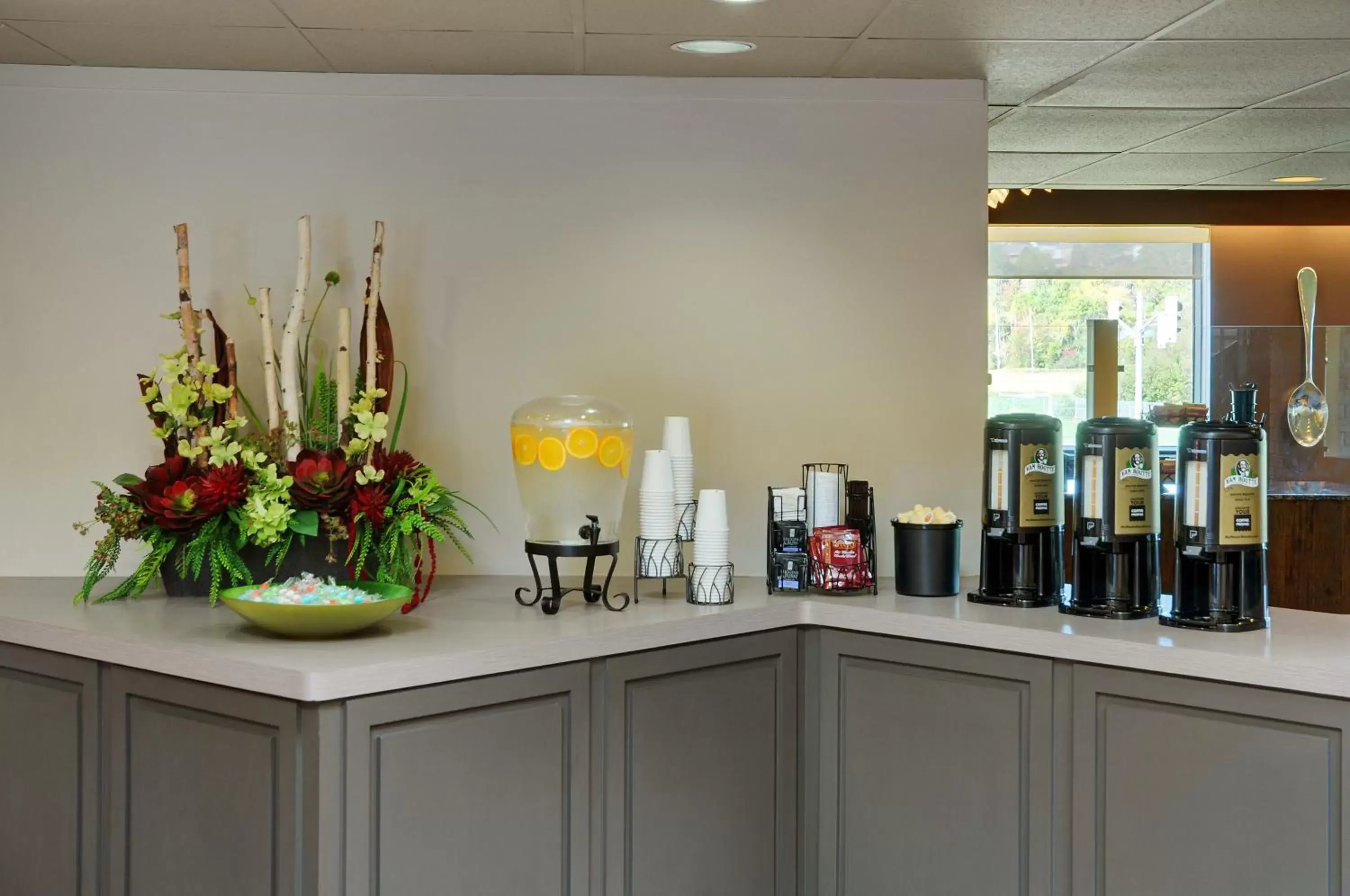 Coffee/tea facilities in Travelway Inn Sudbury