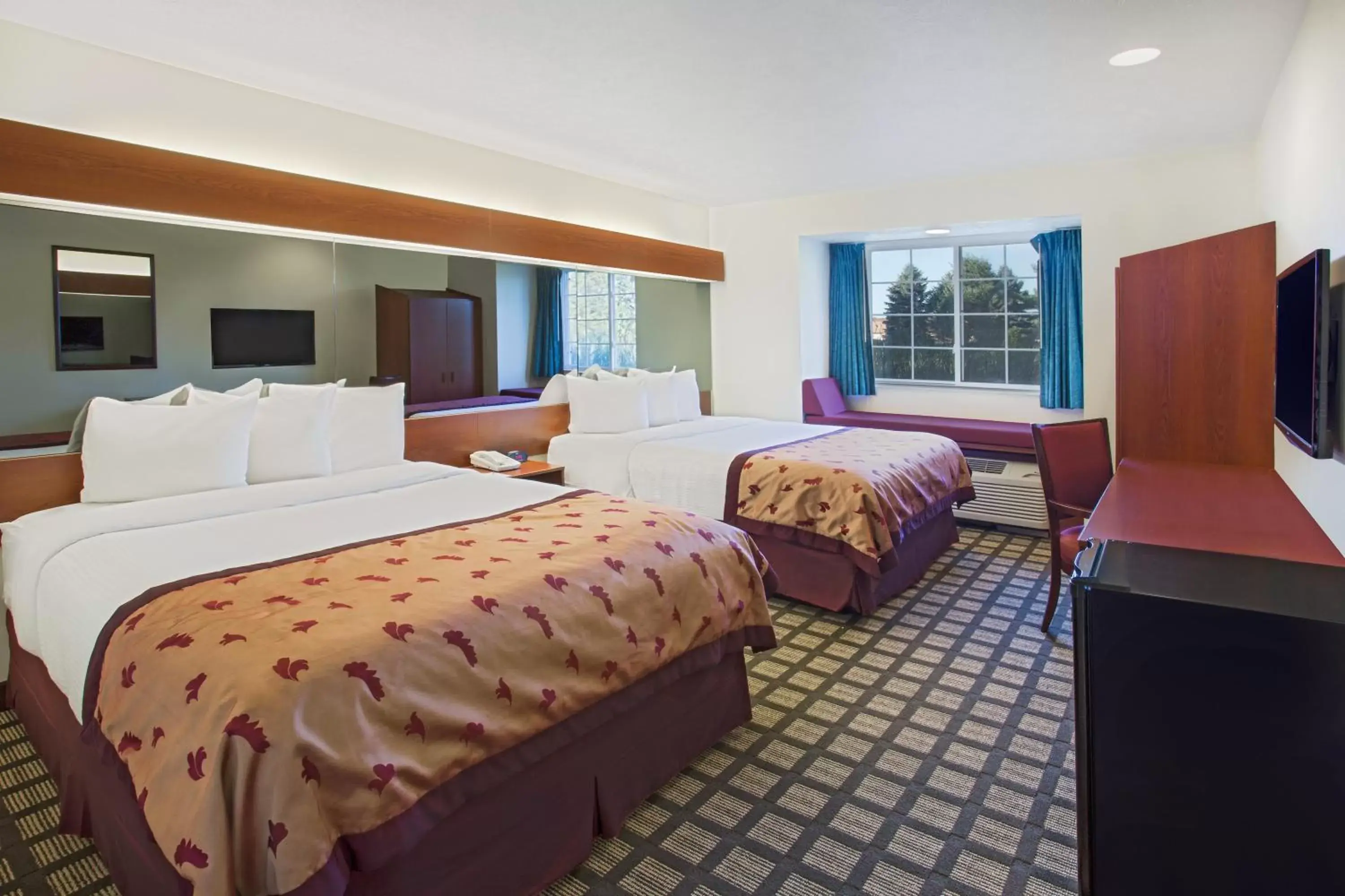 Photo of the whole room, Bed in Microtel Inn & Suites by Wyndham Holland