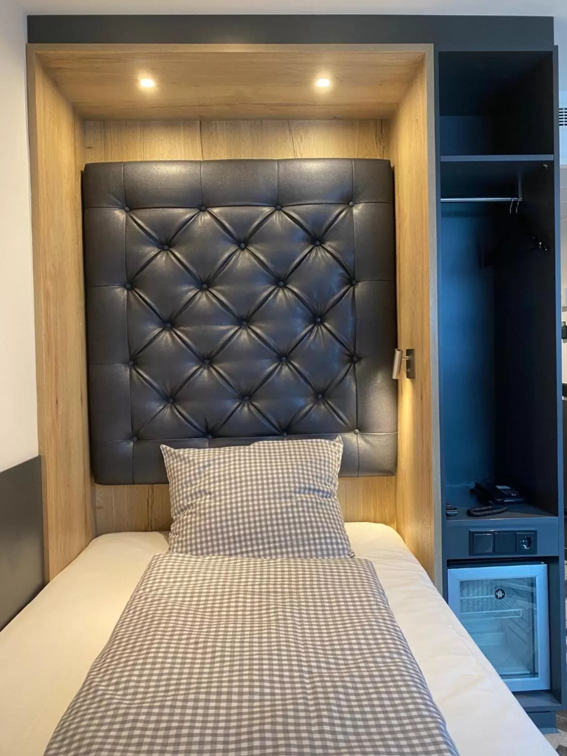 Photo of the whole room, Bed in Munich Deluxe Hotel