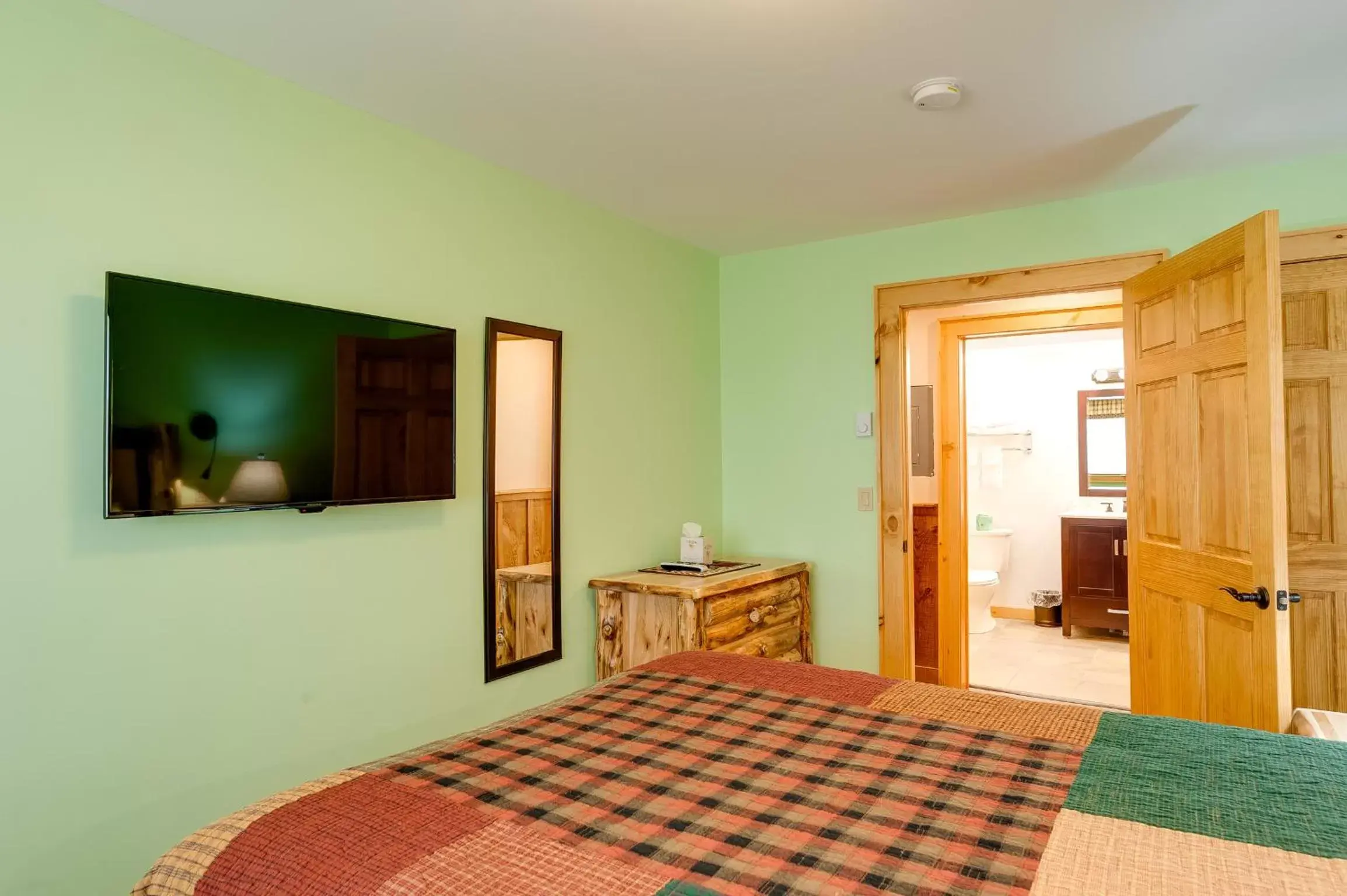 Bedroom, Bed in Cobble Mountain Lodge