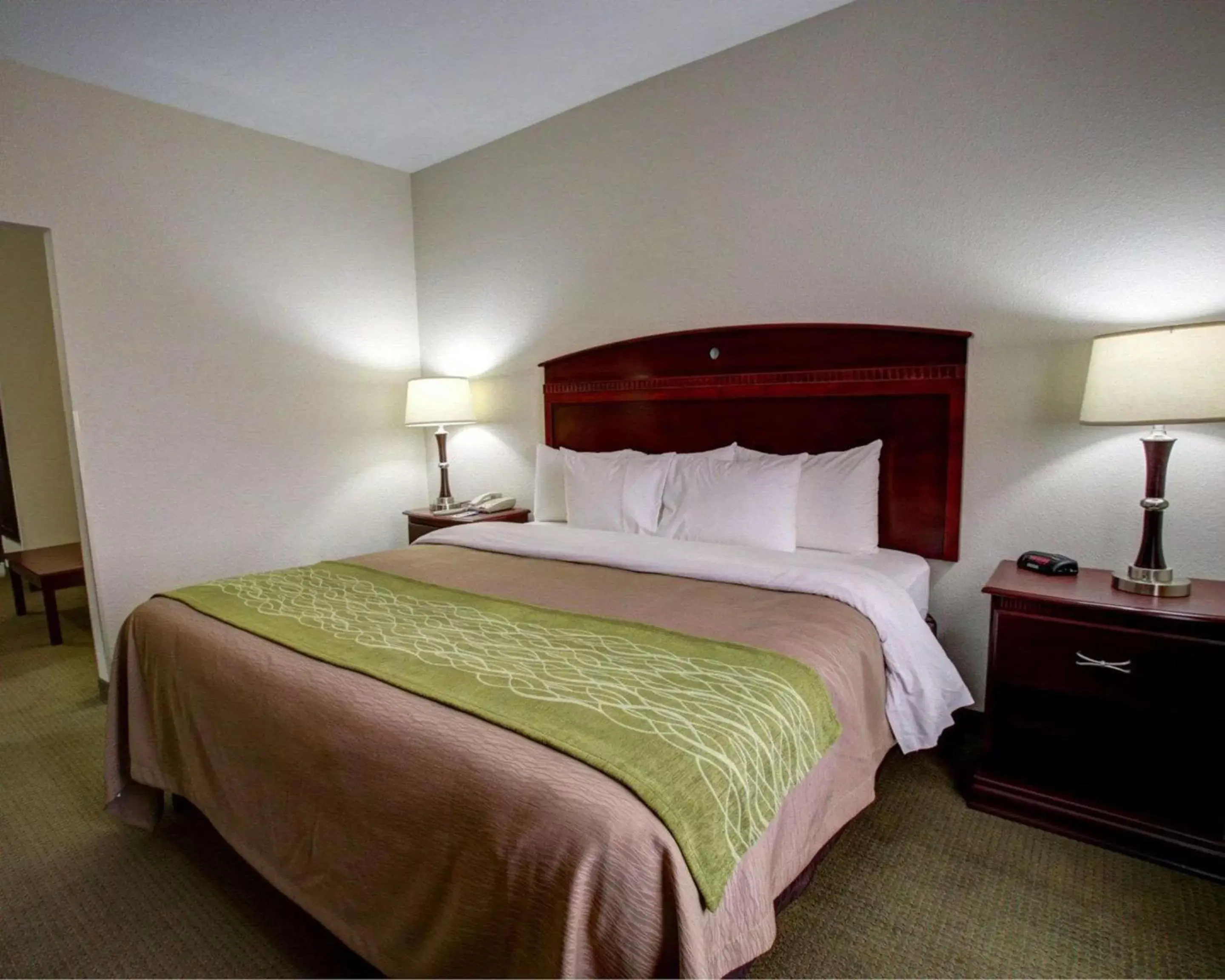Photo of the whole room, Bed in Quality Inn Rockdale