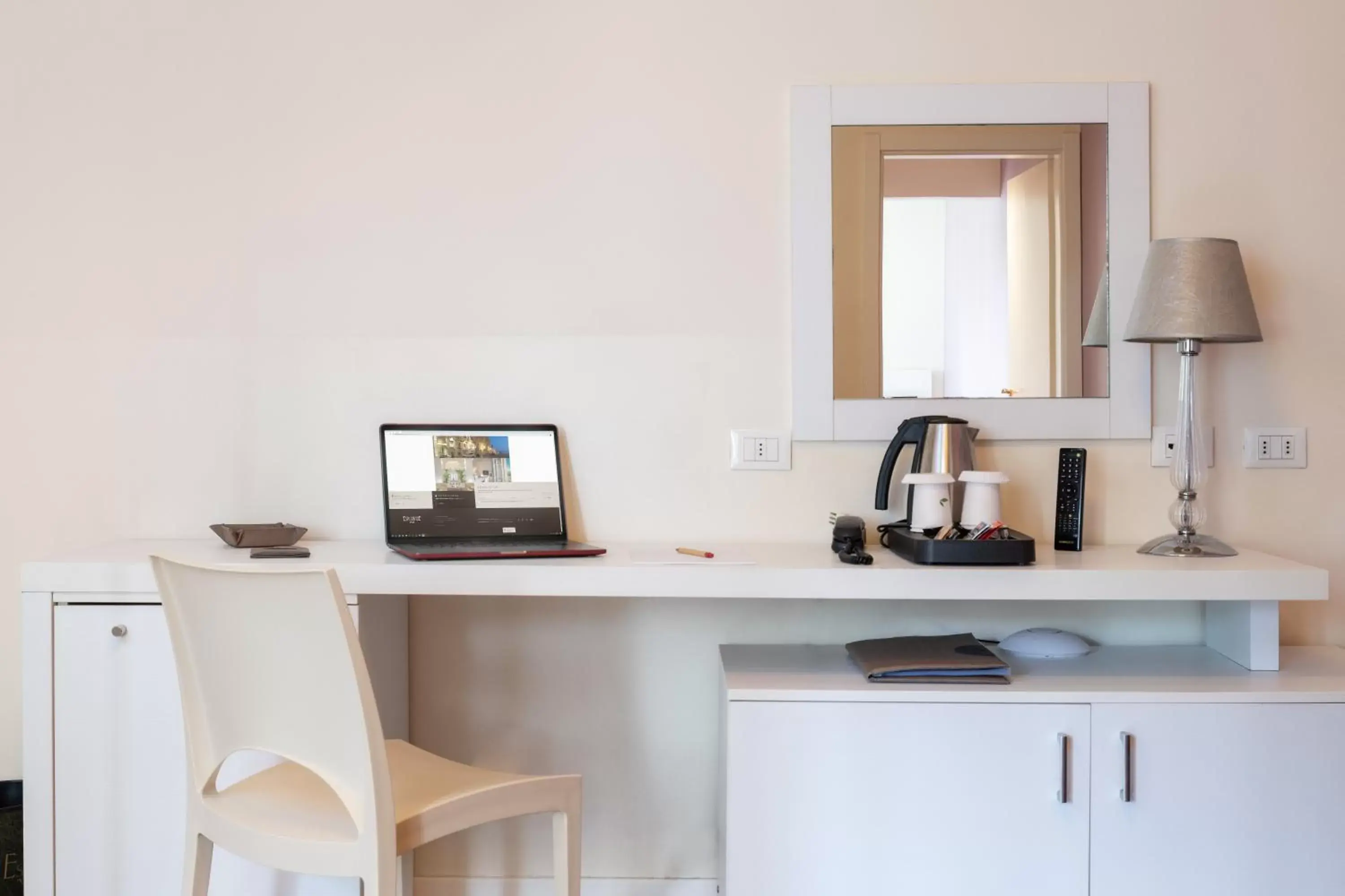 Seating area, Kitchen/Kitchenette in Hotel Residence Esplanade