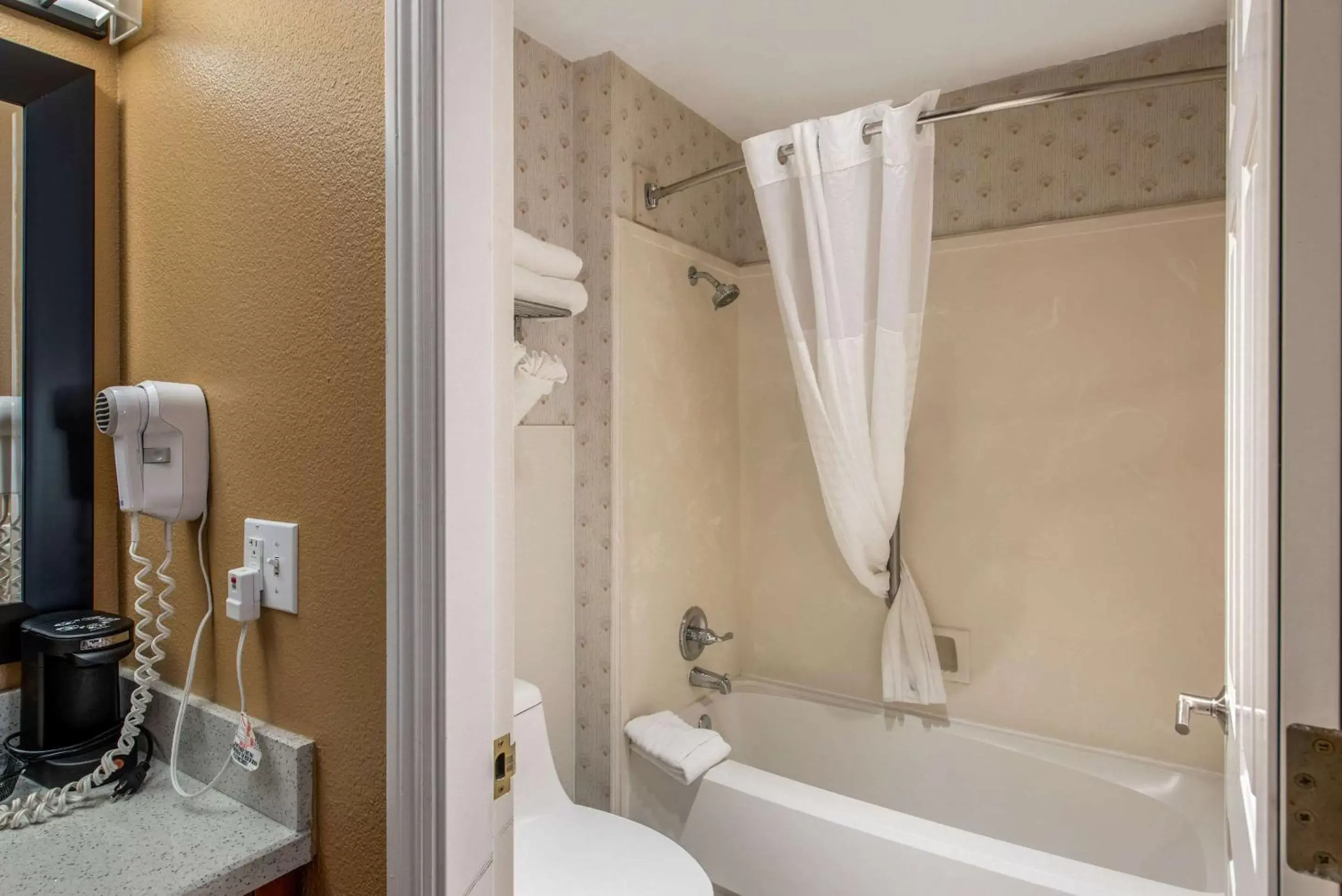 Photo of the whole room, Bathroom in Comfort Inn Mount Shasta Area