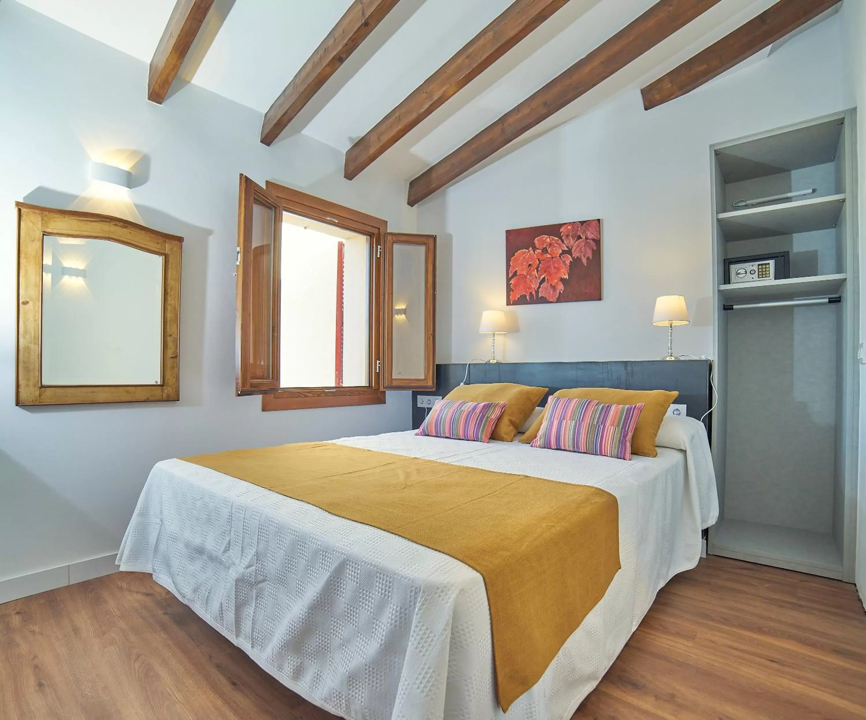 Photo of the whole room, Bed in Vila Alaró TI