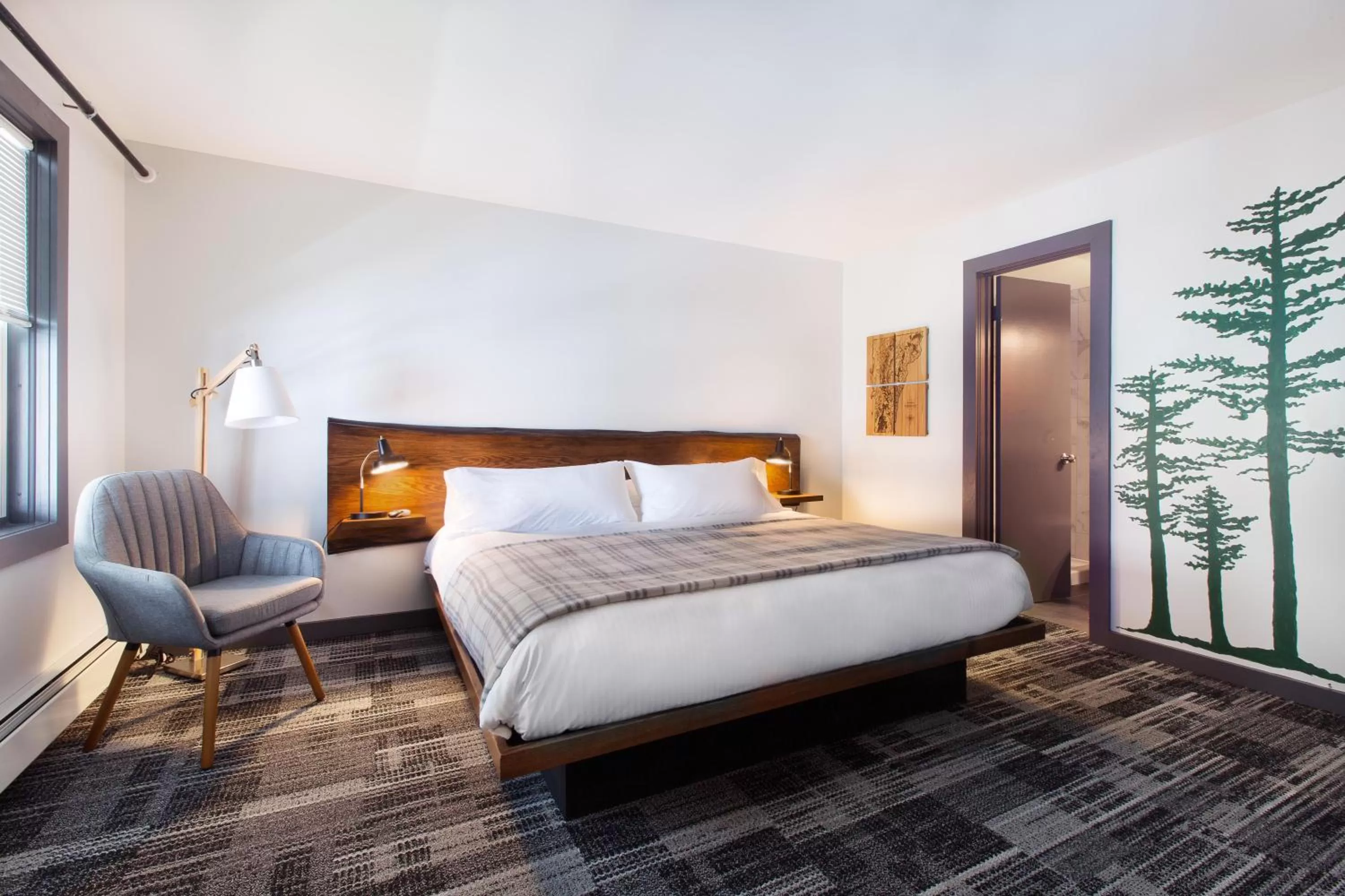 Bed in Main and Mountain