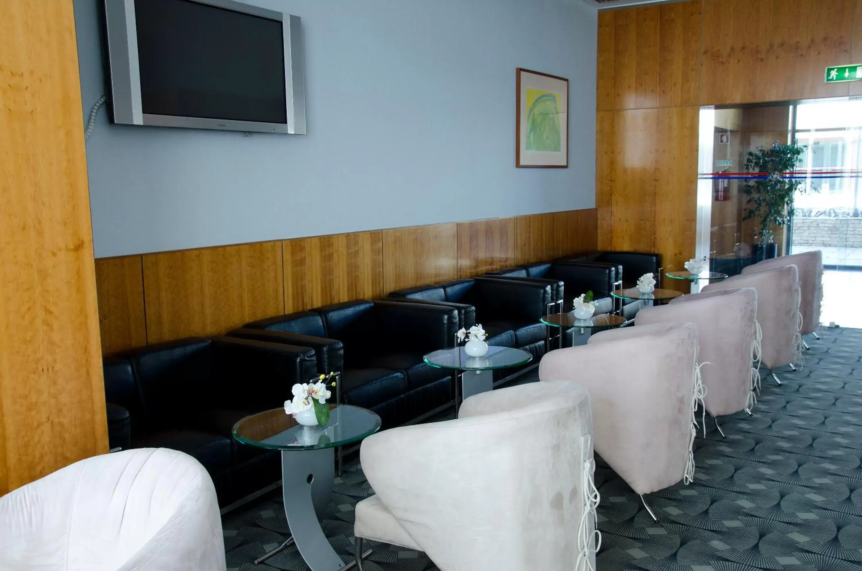 Lounge or bar, Restaurant/Places to Eat in VIP Executive Santa Iria Hotel