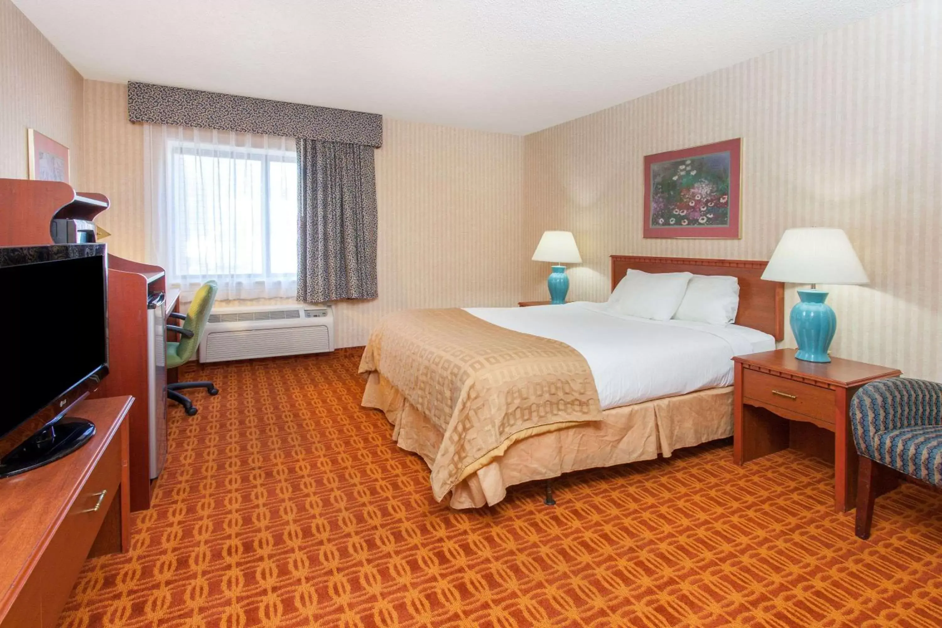 Photo of the whole room, Bed in Baymont by Wyndham Detroit/Roseville