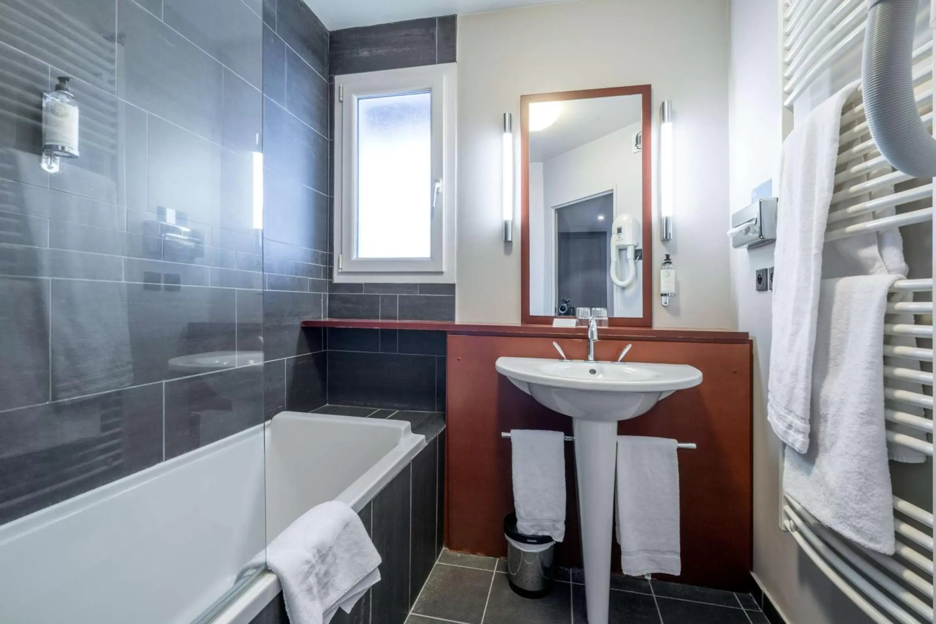 Photo of the whole room, Bathroom in Best Western Plus Hotel Gergovie