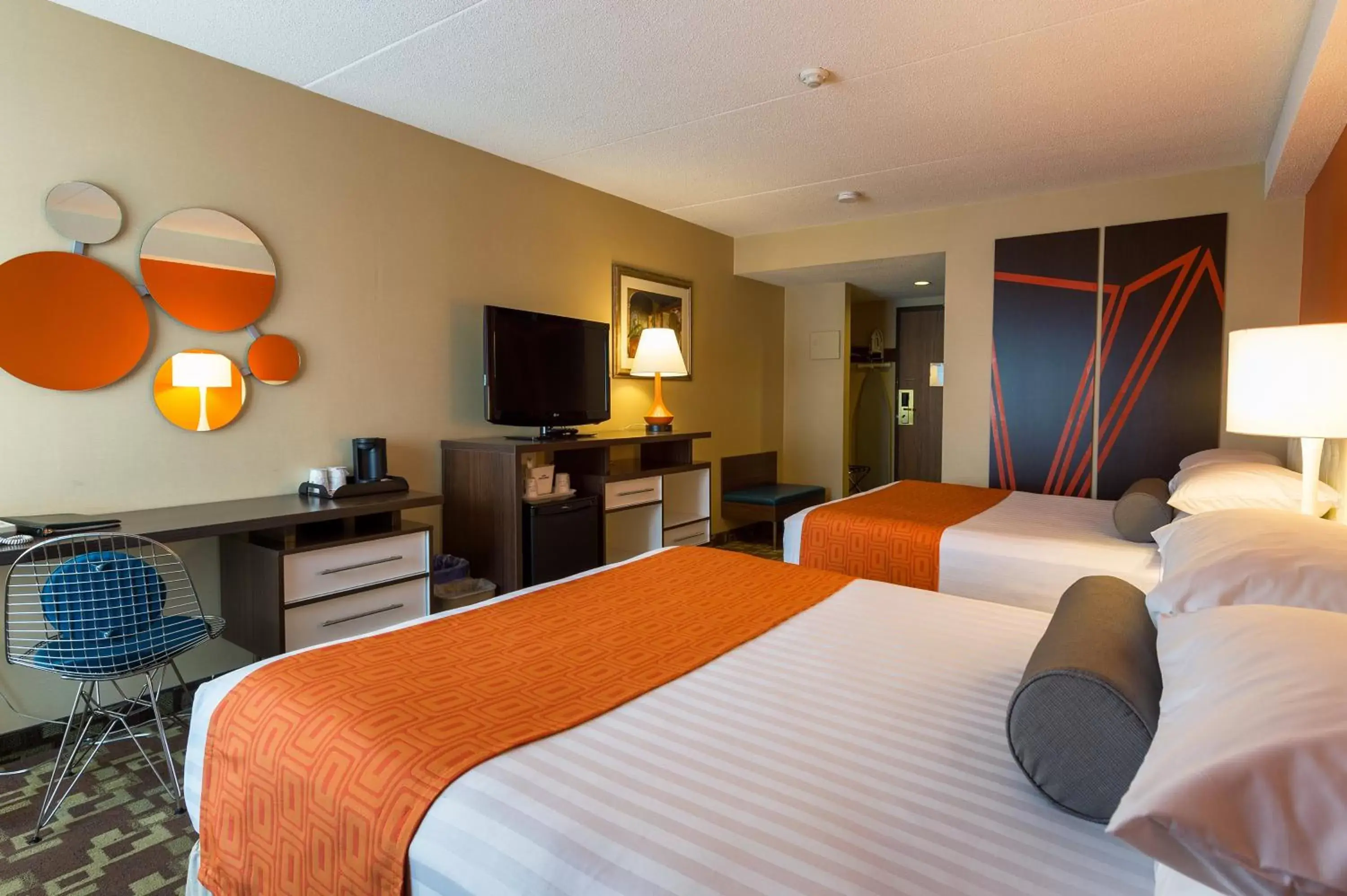 Photo of the whole room, Bed in Howard Johnson Plaza by Wyndham by the Falls Niagara Falls