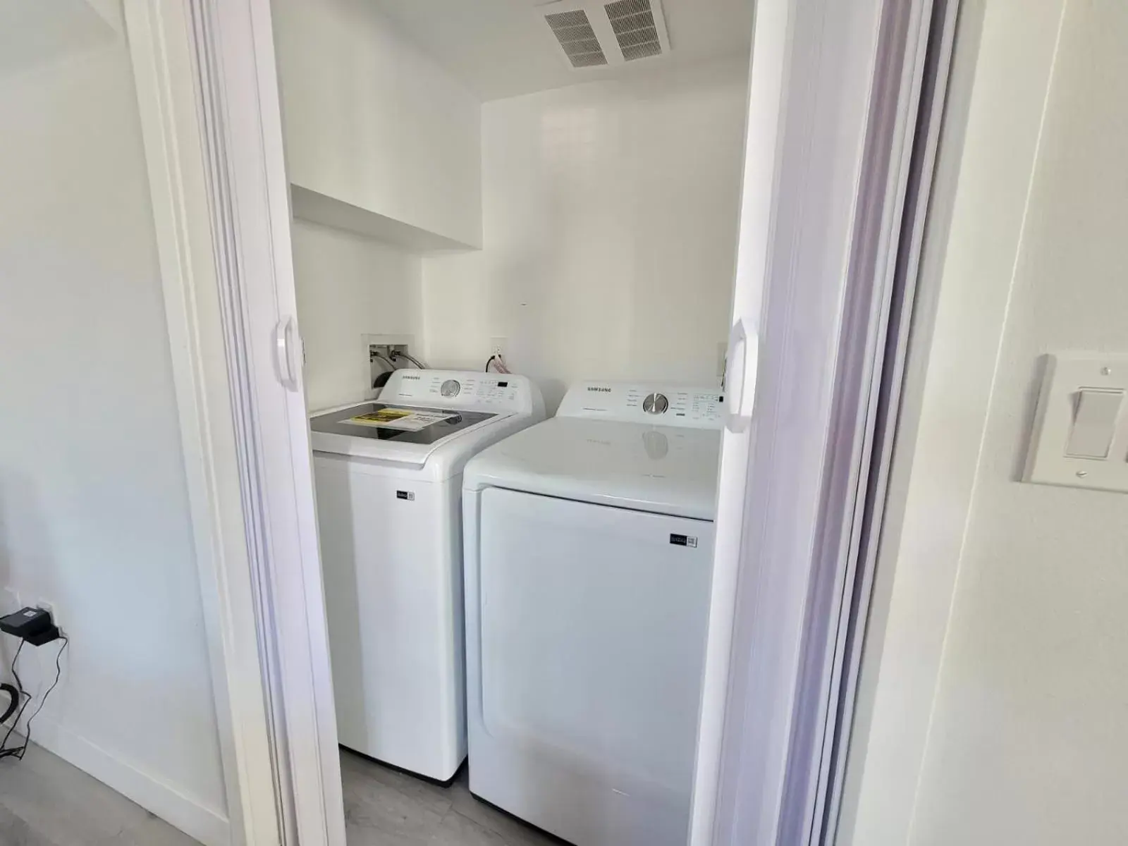 washing machine, Kitchen/Kitchenette in Hollywood Homes minutes to everything SPACIOUS AND FREE PARKING