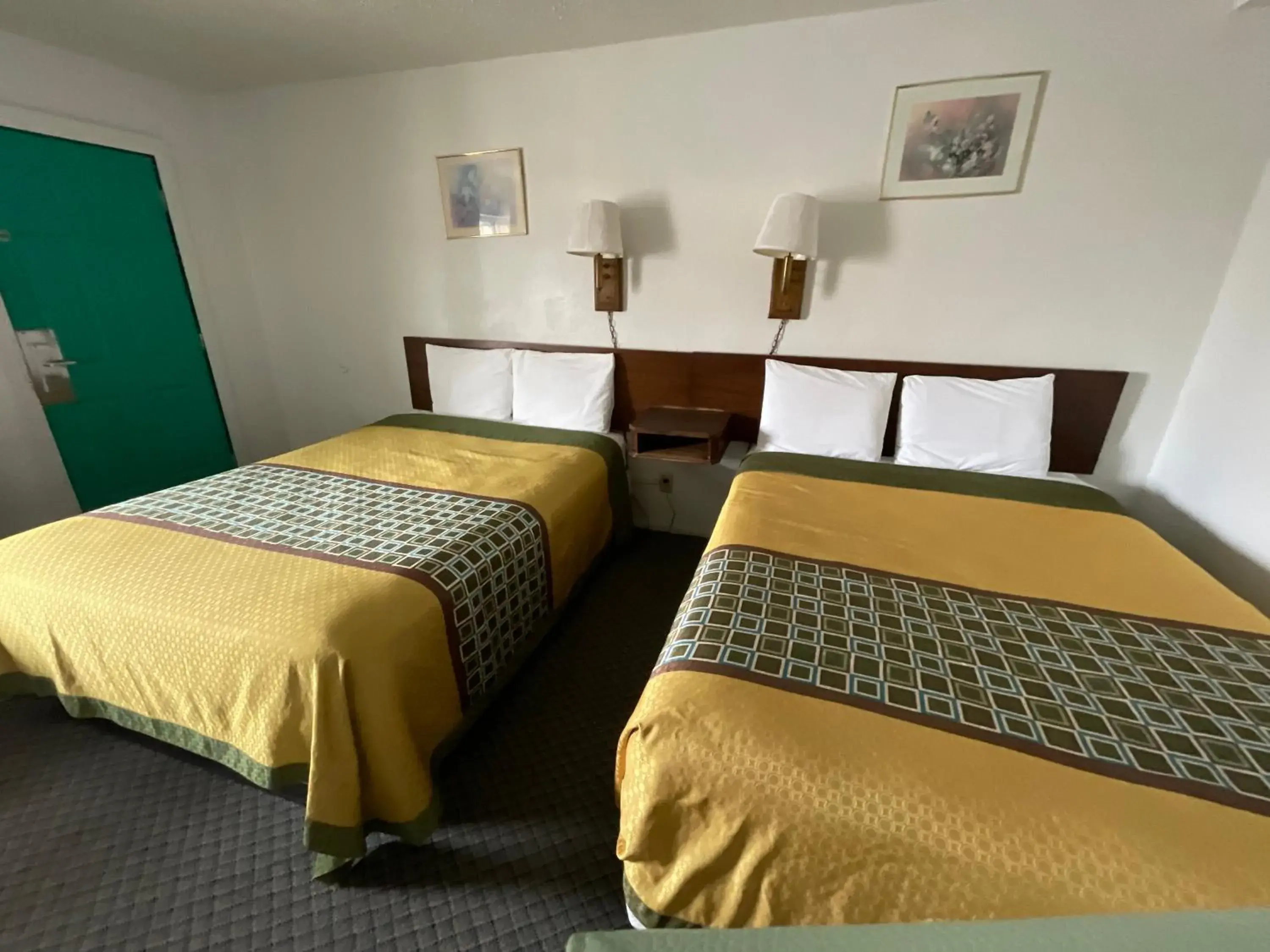 Bedroom, Bed in Kansan Motel