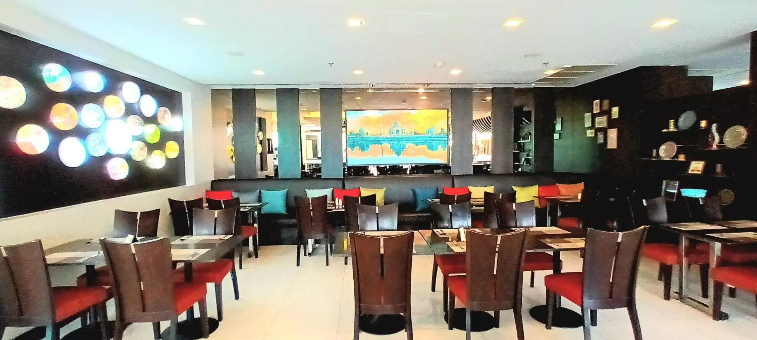 Restaurant/Places to Eat in Nouvo City Hotel