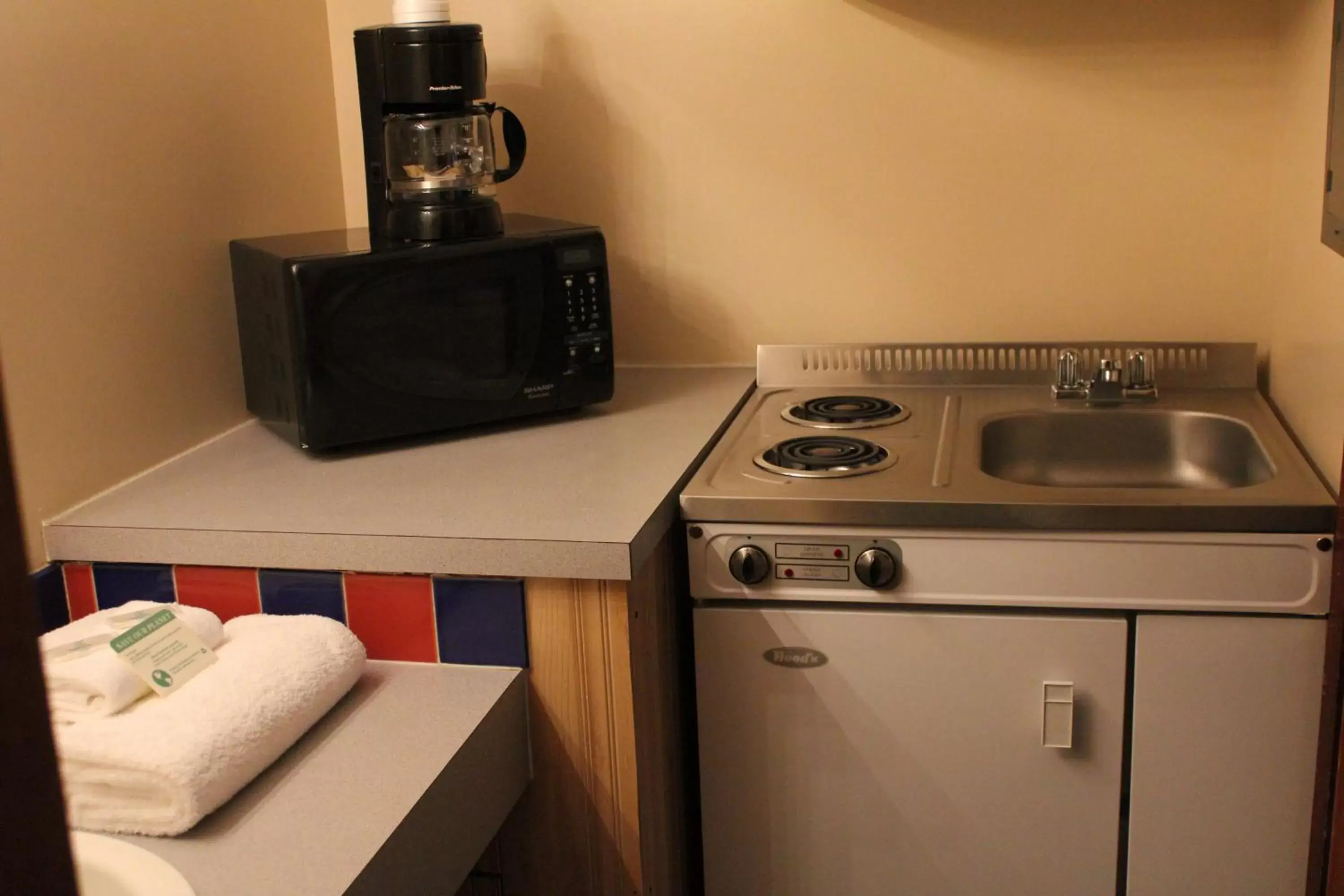 Kitchen or kitchenette, Kitchen/Kitchenette in Caboose Motel