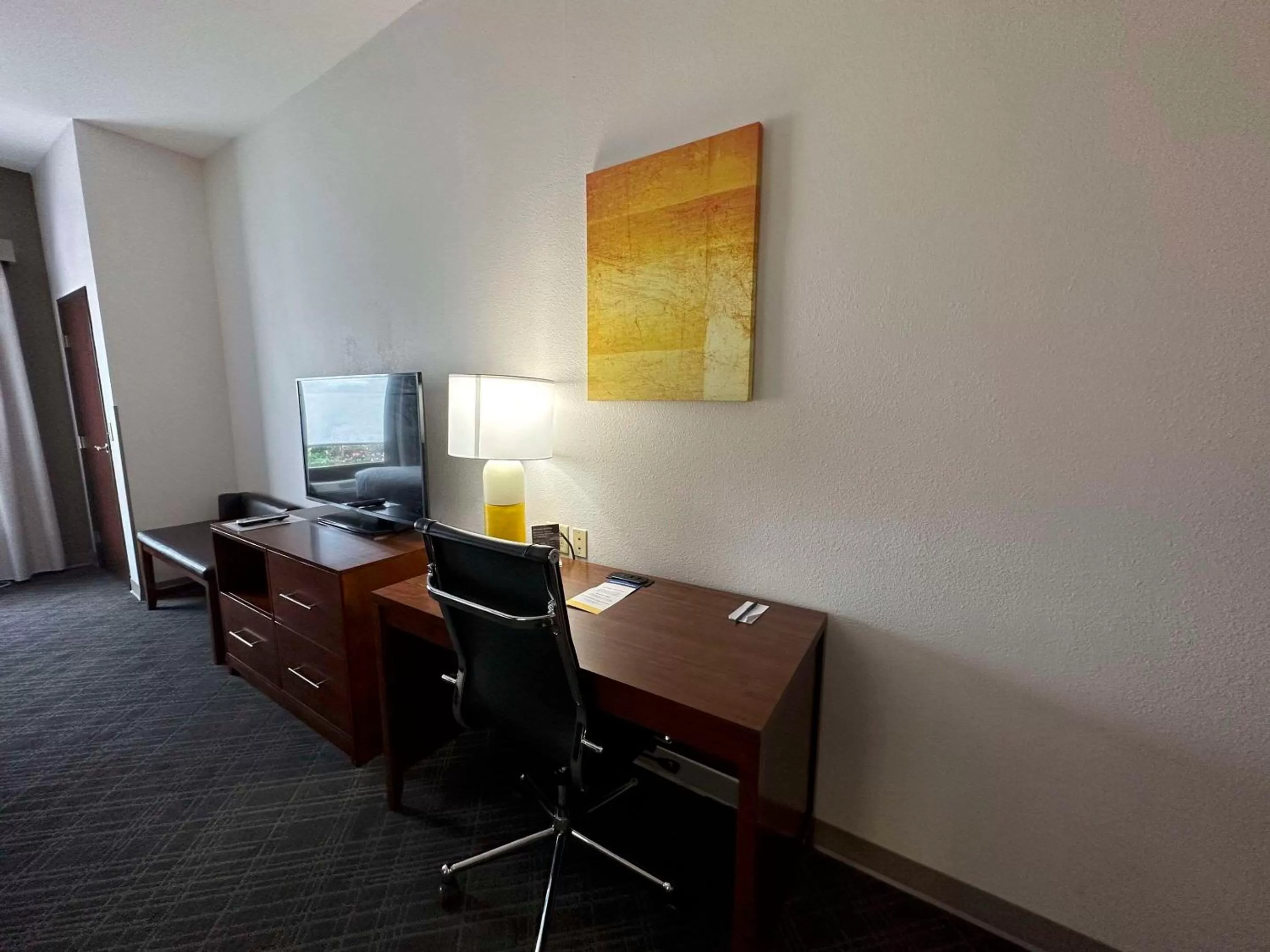 Bedroom in Comfort Suites Jackson-Cape Girardeau